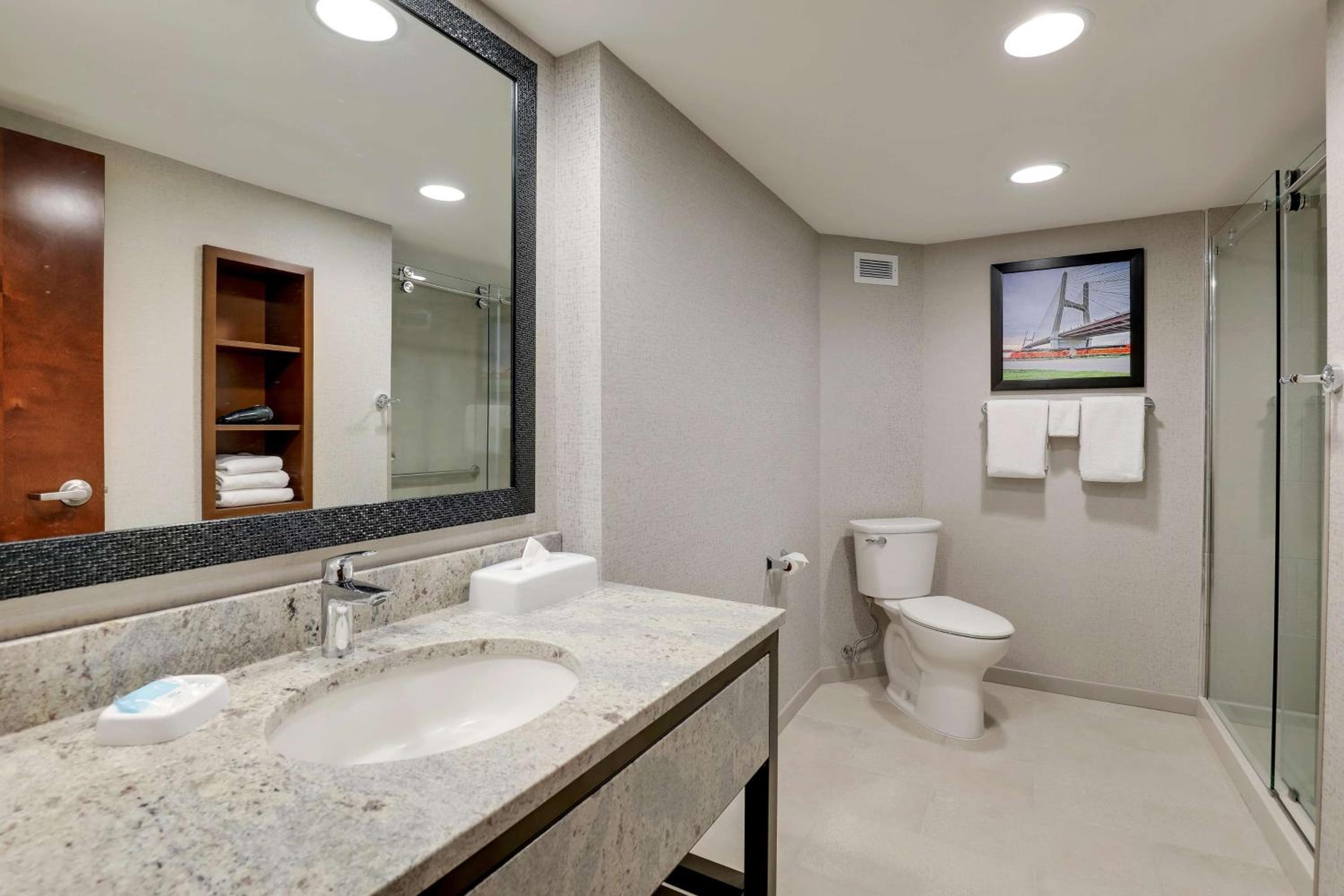 Queen Suite with Two Queen Beds - Photo 2