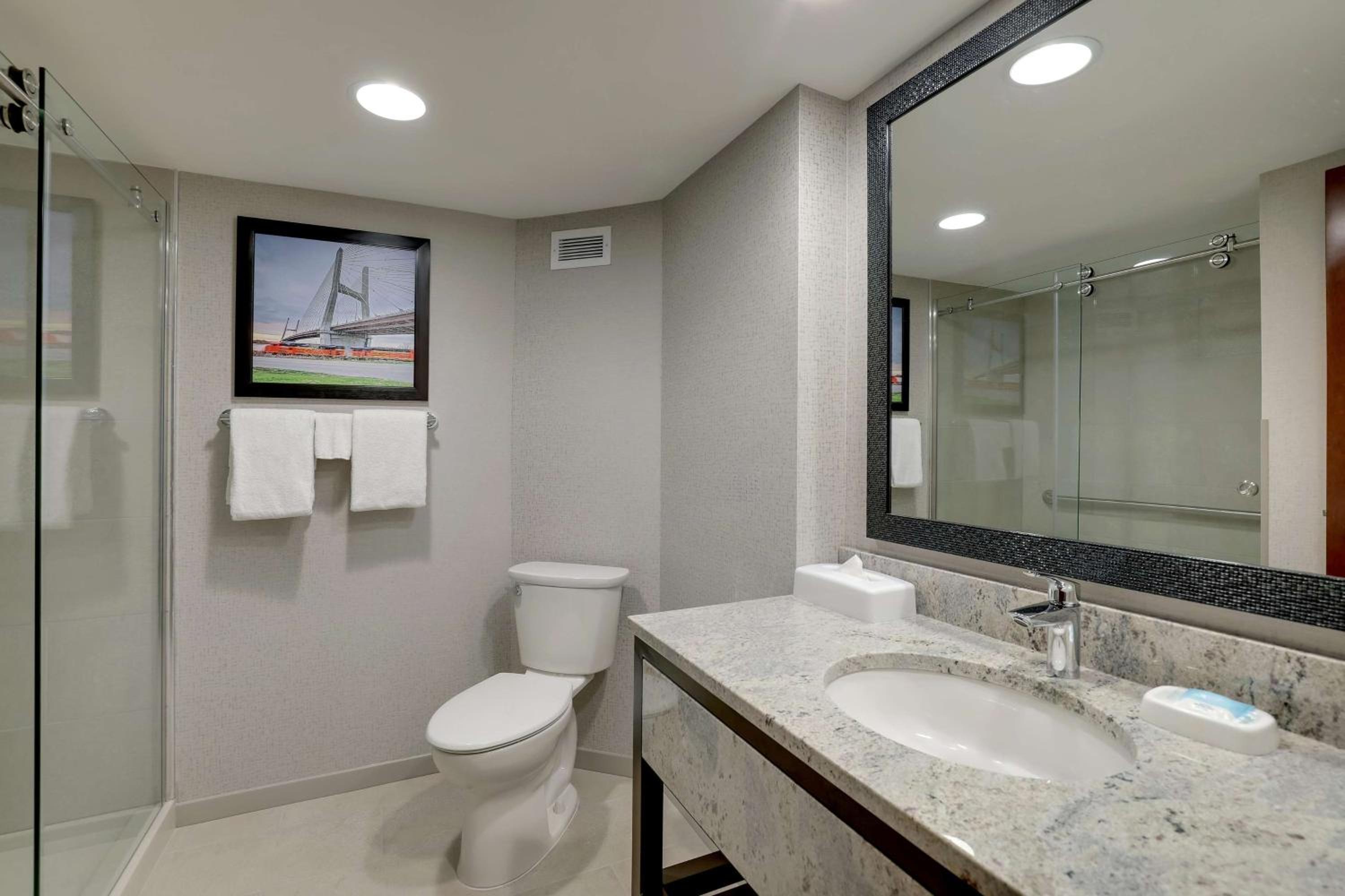 Queen Suite with Two Queen Beds - Photo 6