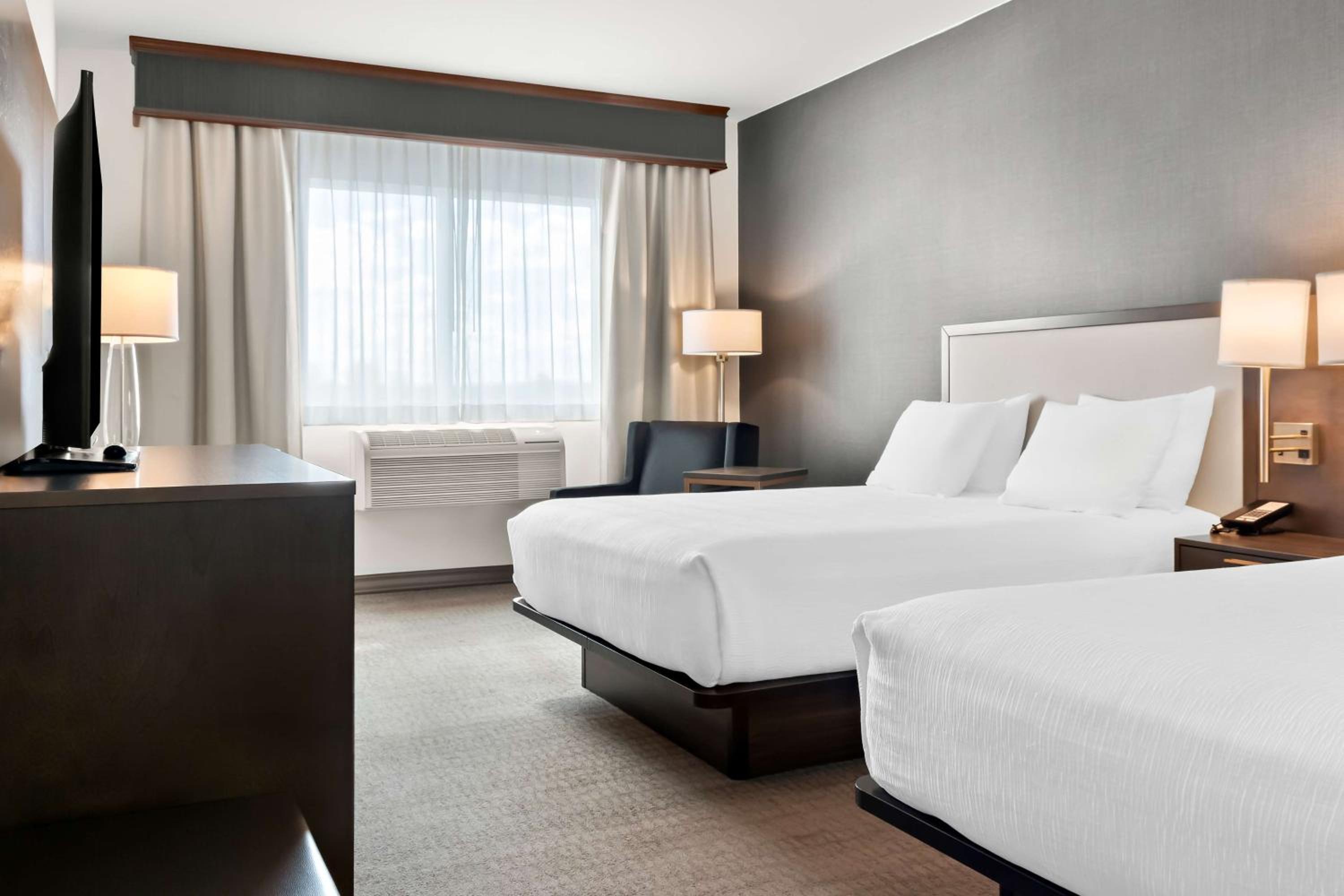 Queen Room with Two Queen Beds - Photo 4