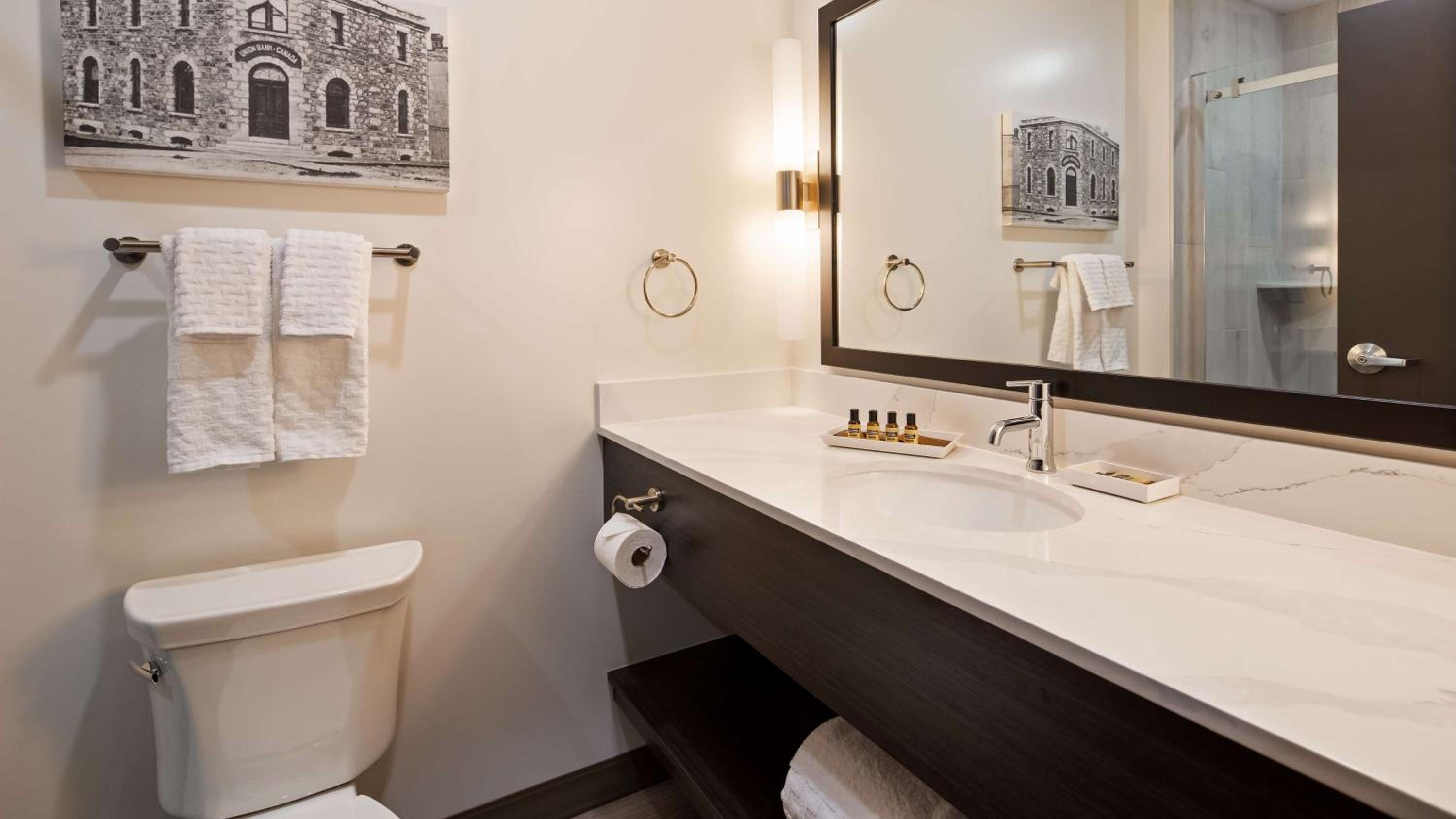 King Room with Shower Only - Photo 4