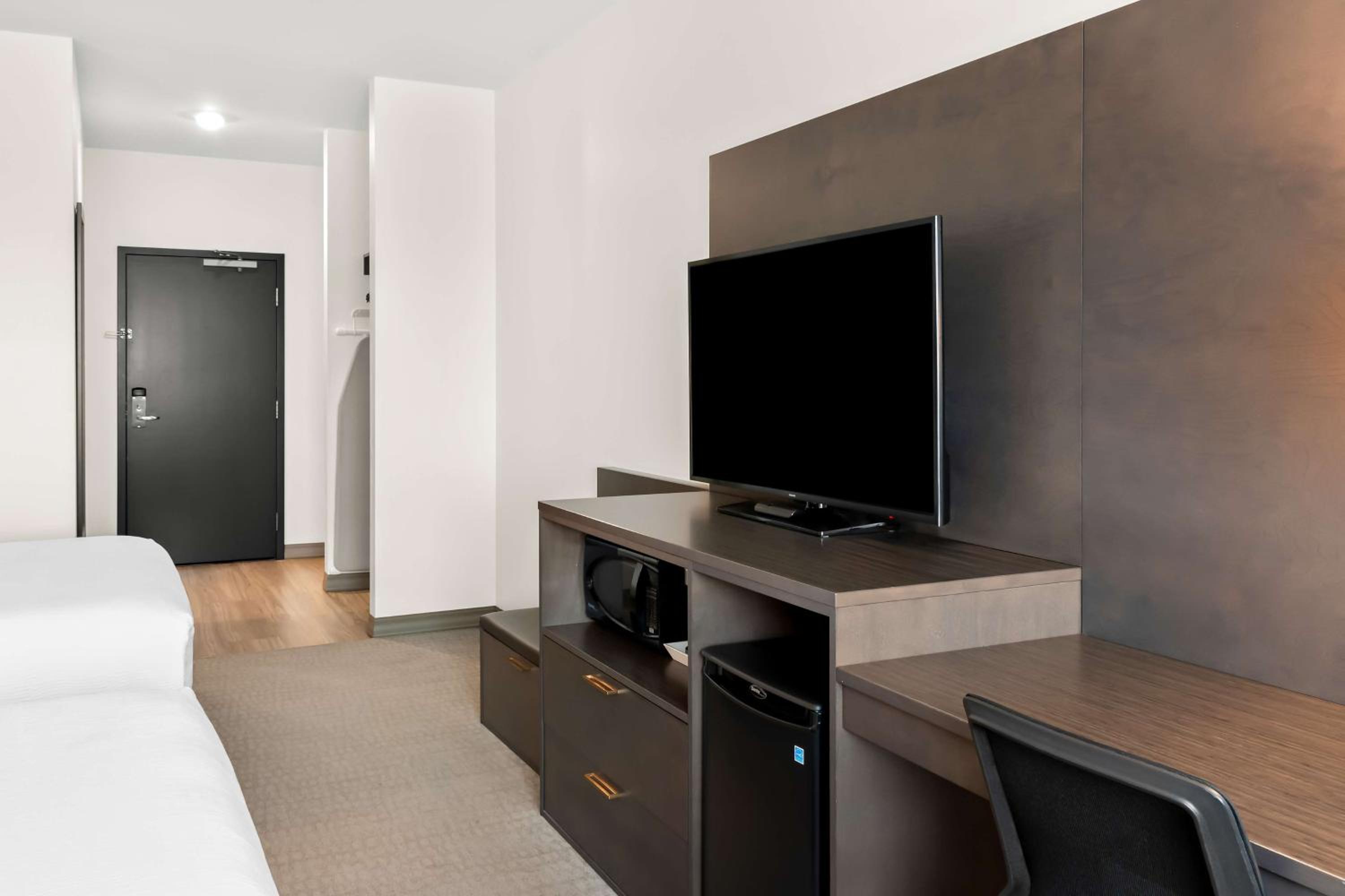 Queen Room with Two Queen Beds - Photo 1