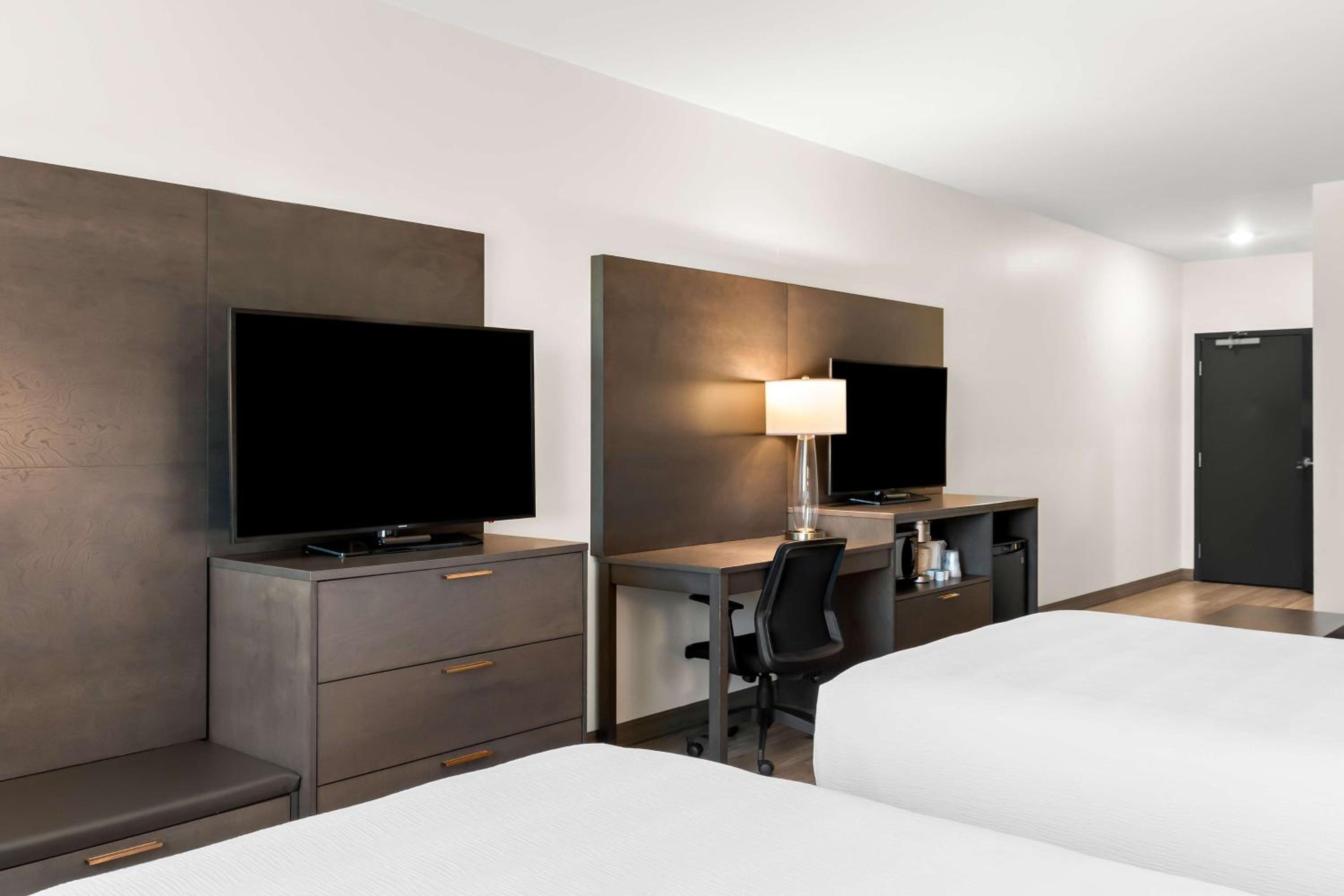 Queen Suite with Two Queen Beds and Bath Tub - Disability Access - Photo 2