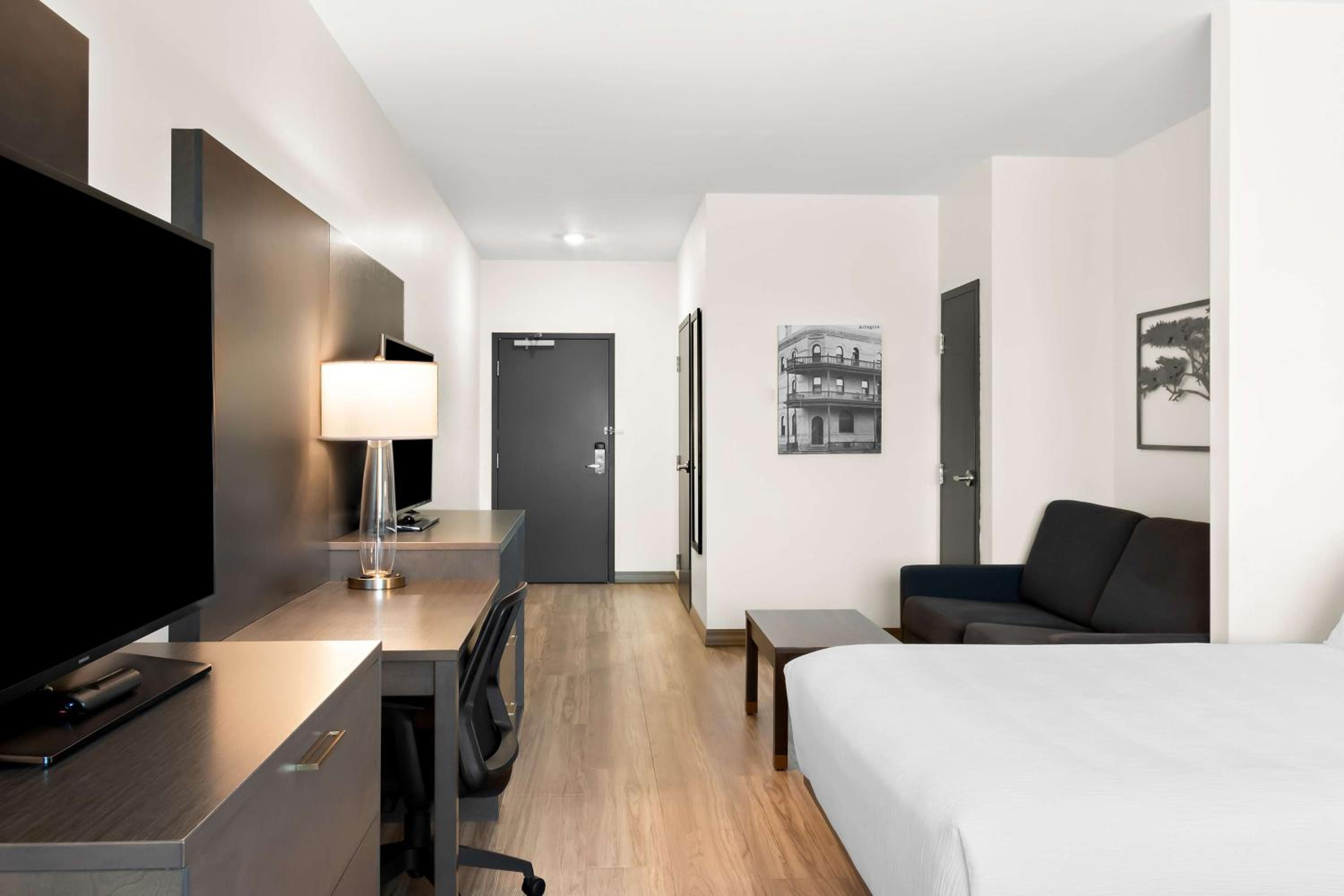 Queen Suite with Two Queen Beds and Bath Tub - Disability Access - Photo 8
