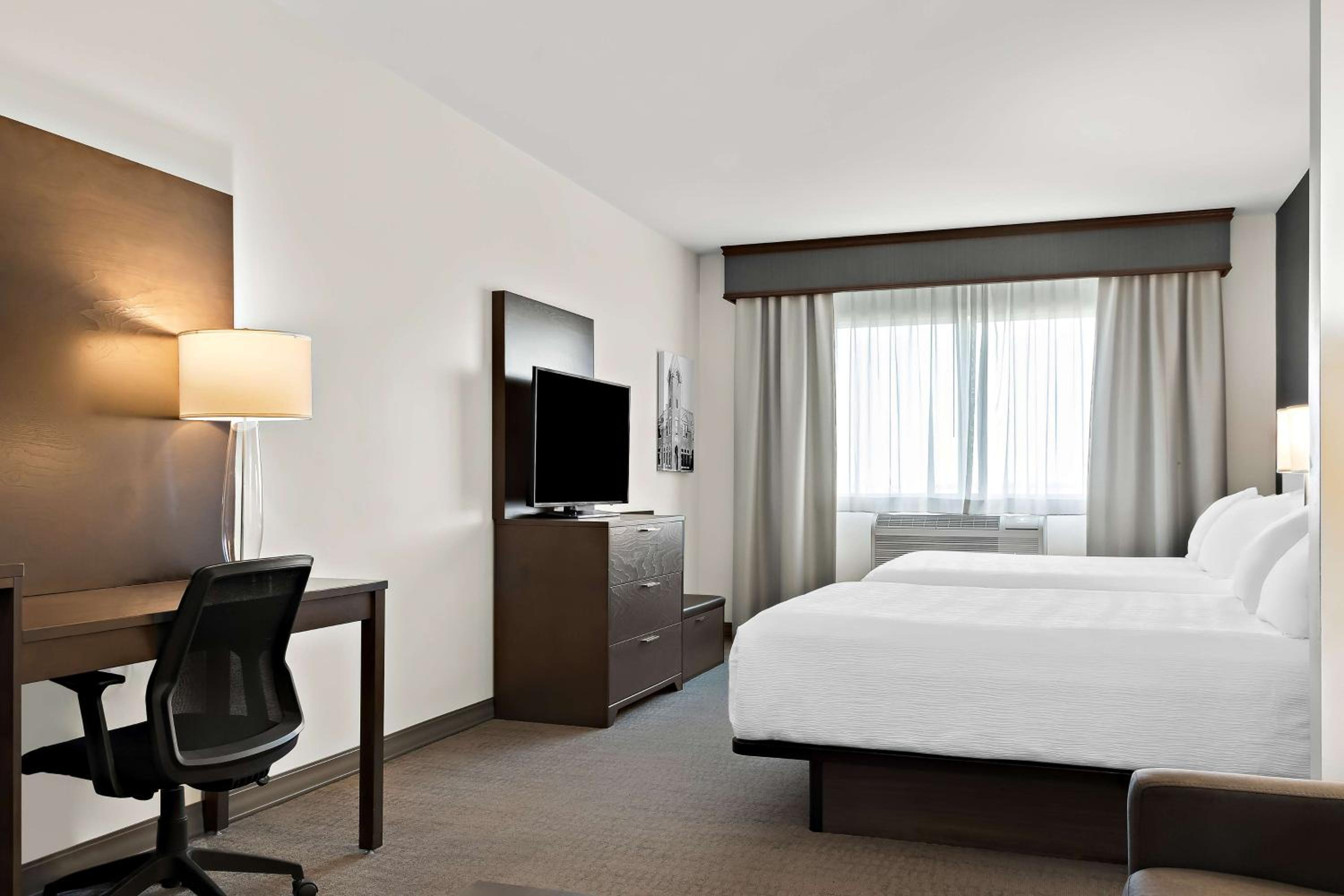 Queen Suite with Two Queen Beds with Sofa Bed - Photo 9