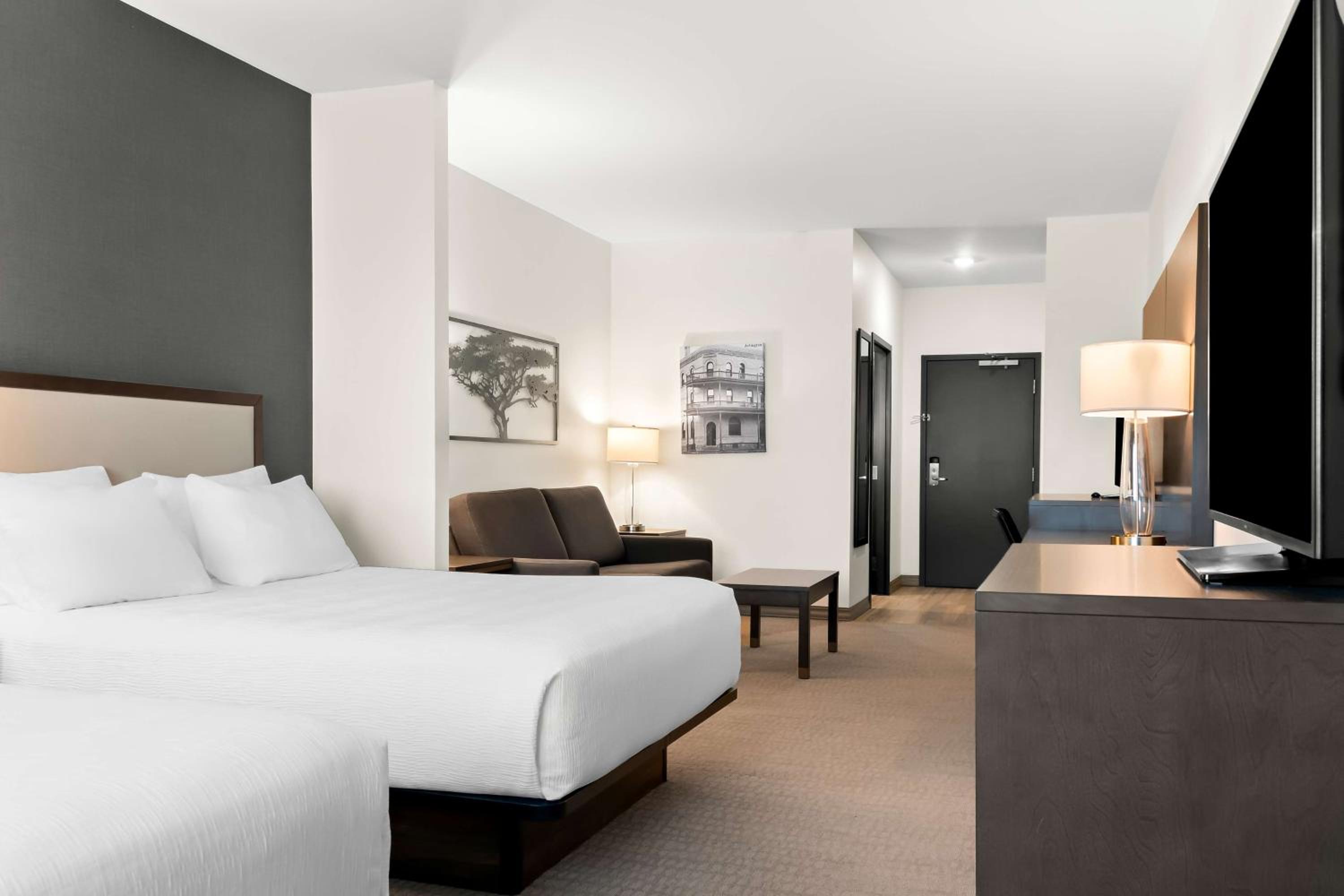 Queen Suite with Two Queen Beds with Sofa Bed - Photo 8