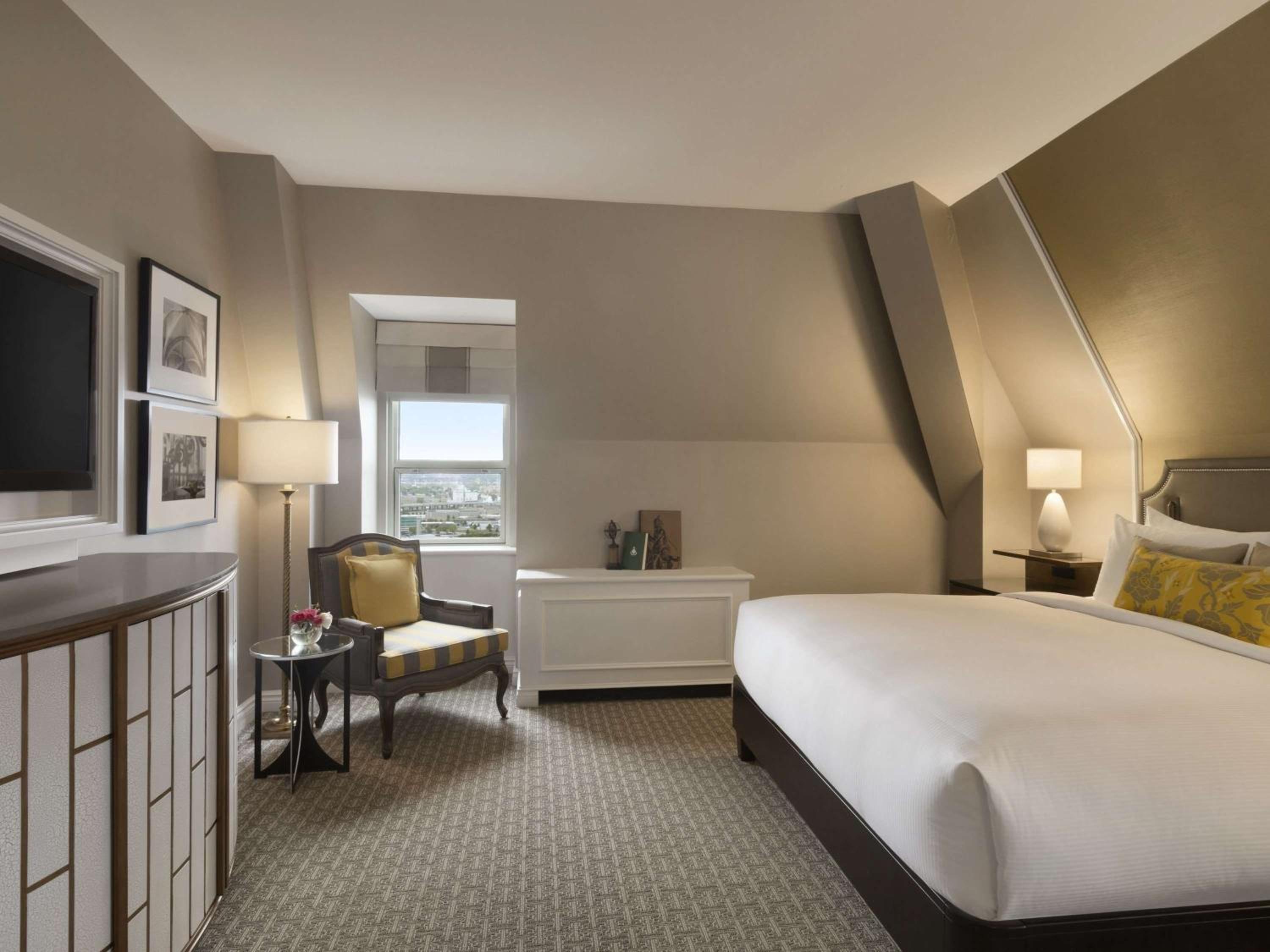 Deluxe Queen Room with City View