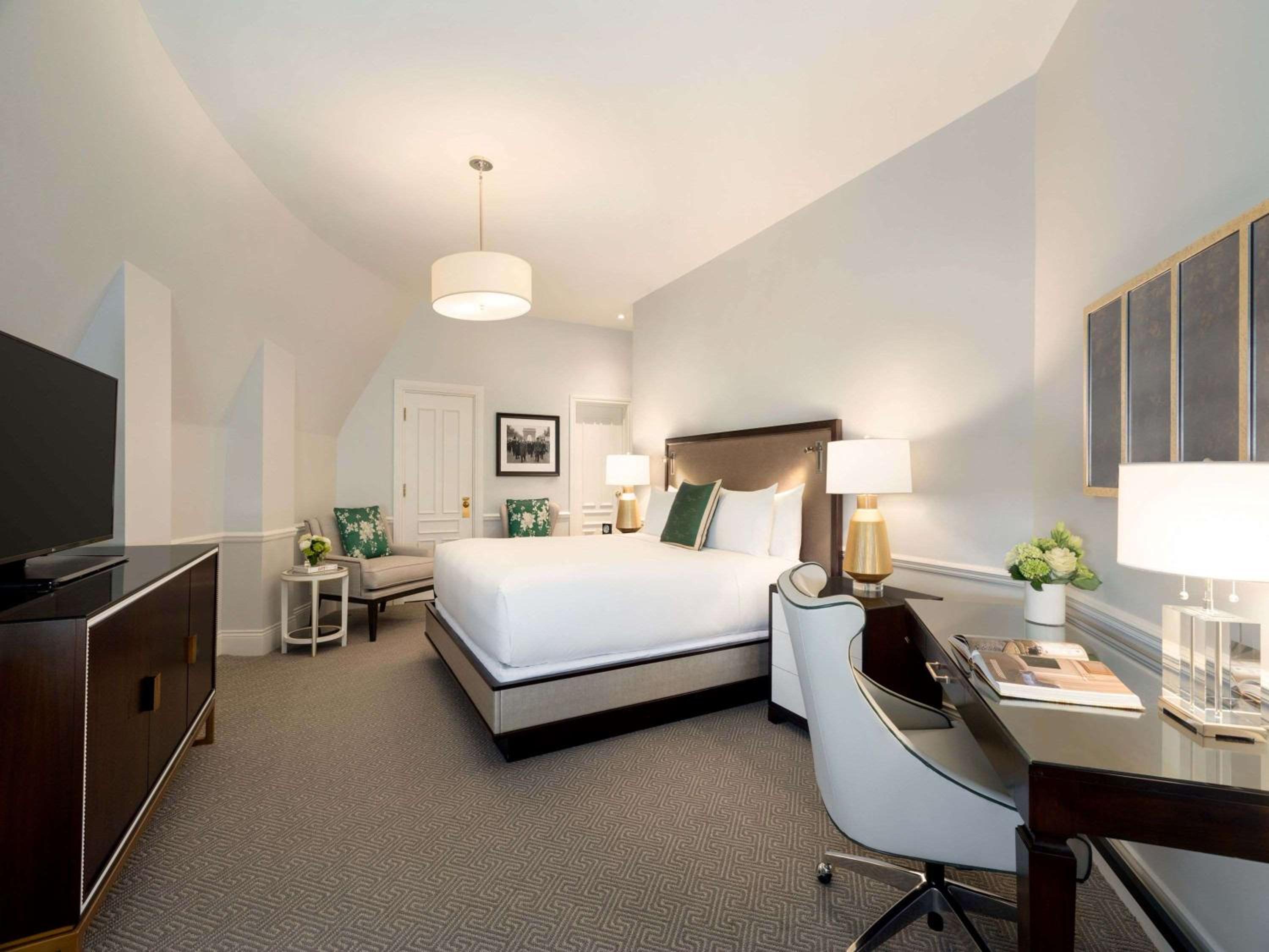 Charles De Gaulle Onebr Suite with River View