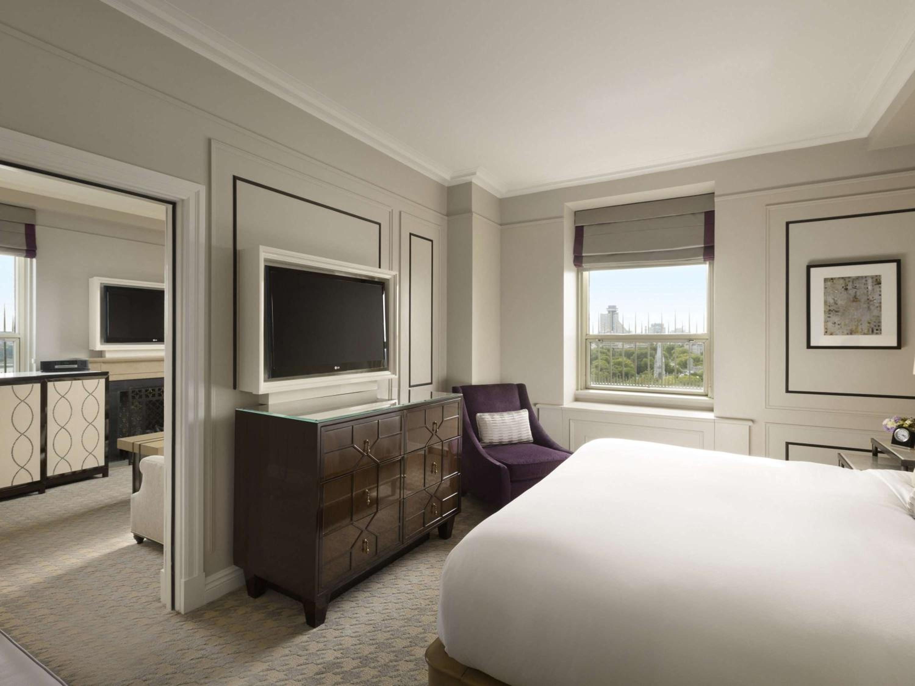 Fairmont Gold Junior Suite with River or City View