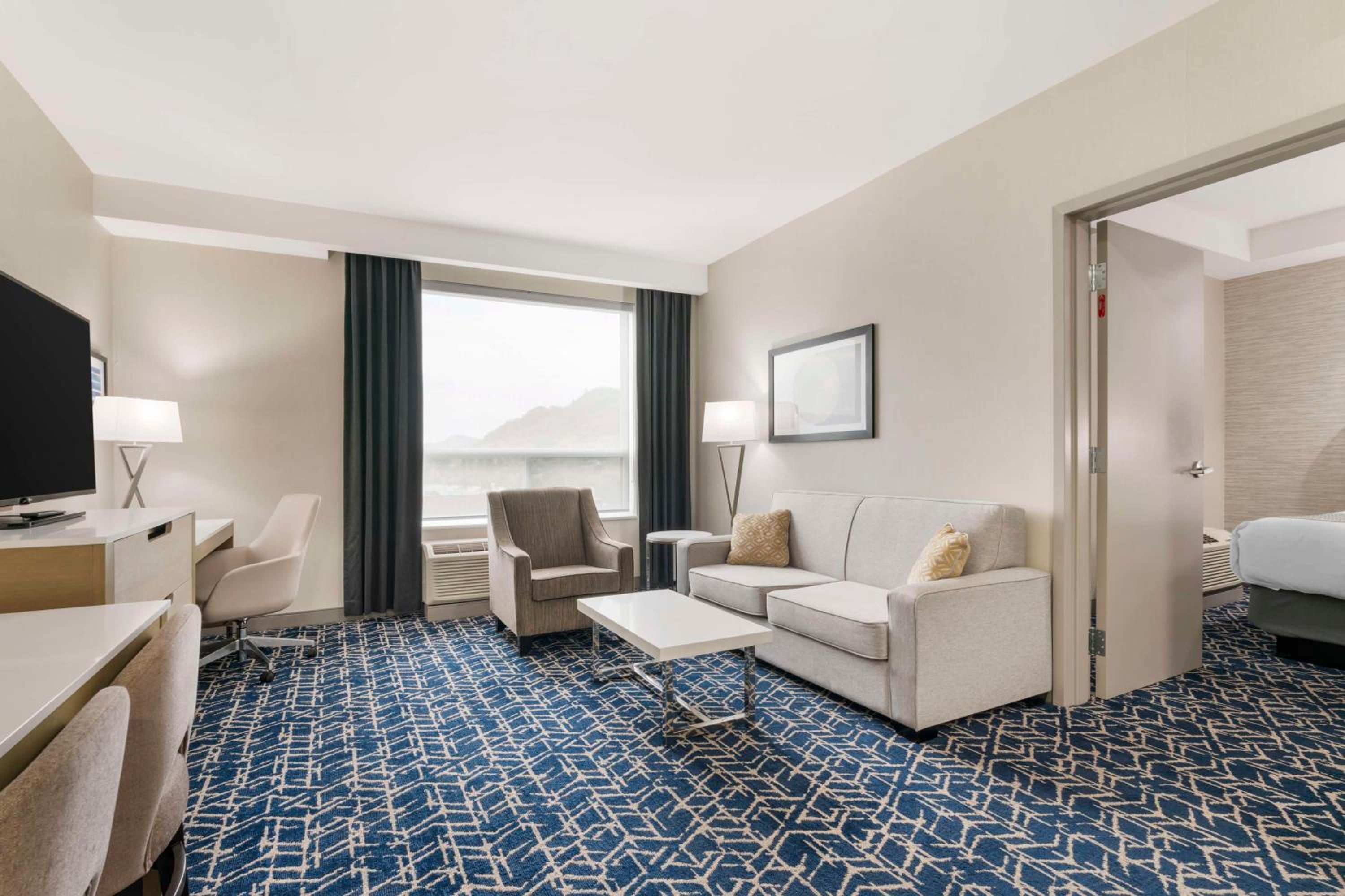 Queen Suite with Two Queen Beds - Photo 5