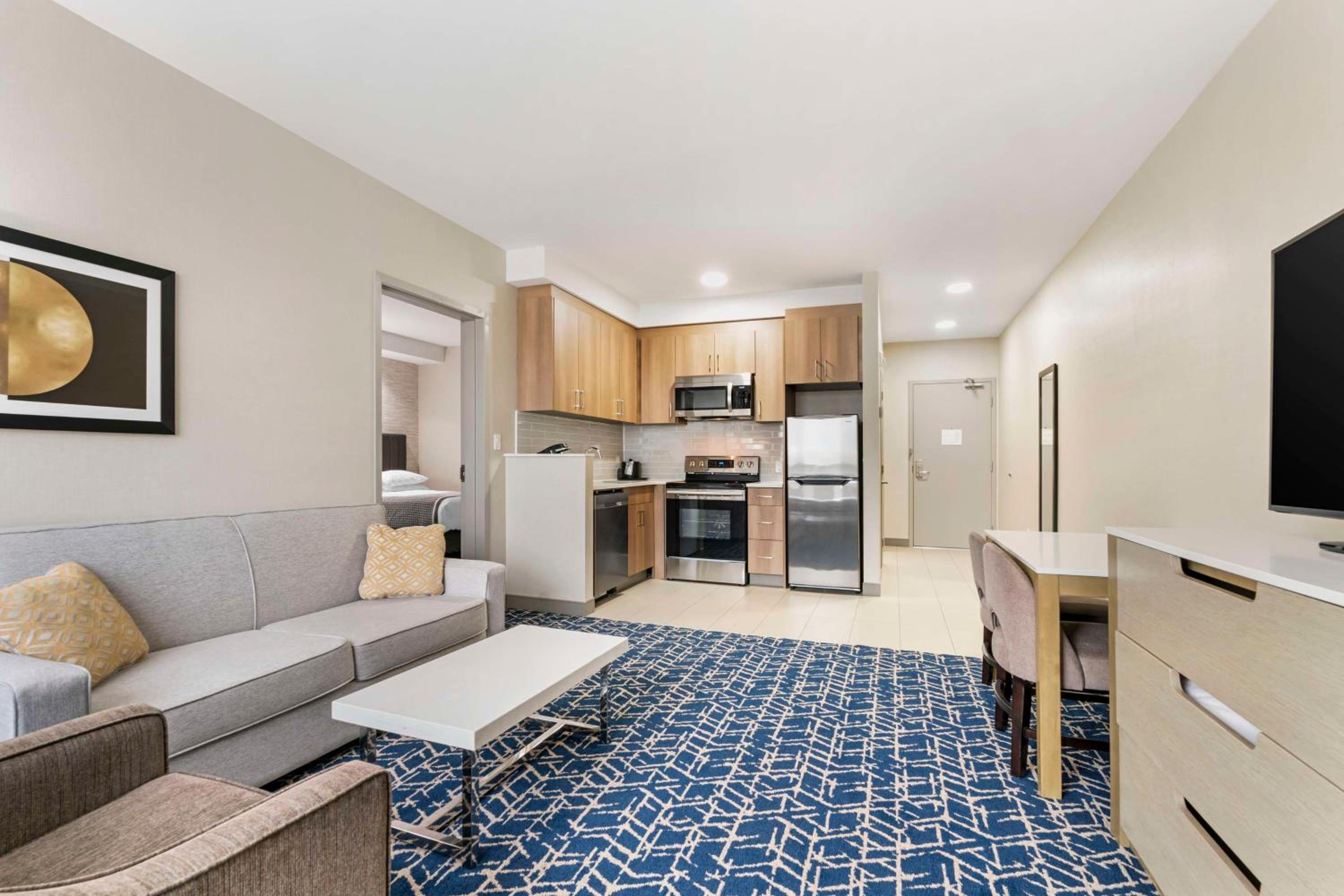 Queen Suite with Two Queen Beds and Kitchenette - Photo 3