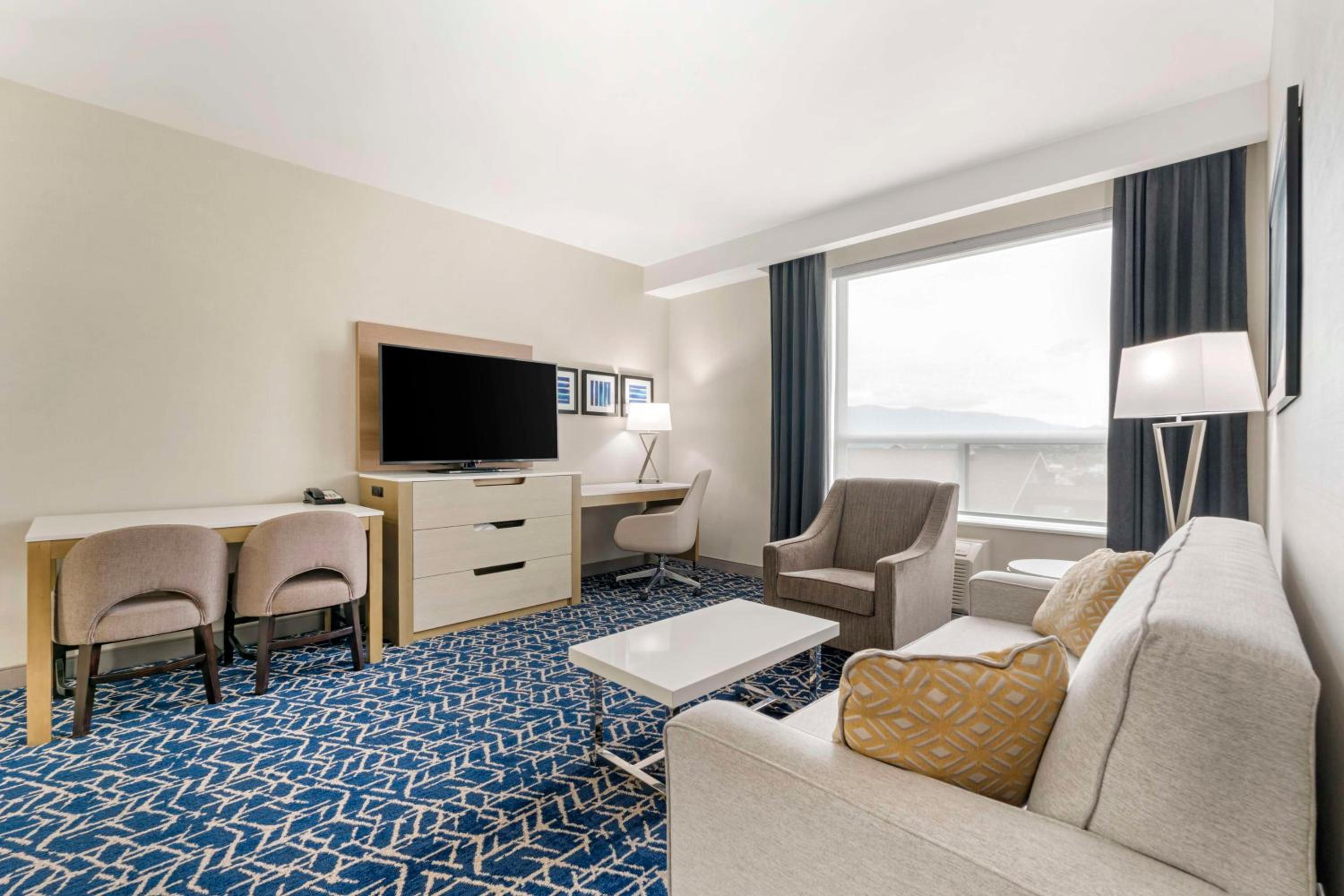 Queen Suite with Two Queen Beds and Kitchenette - Photo 4