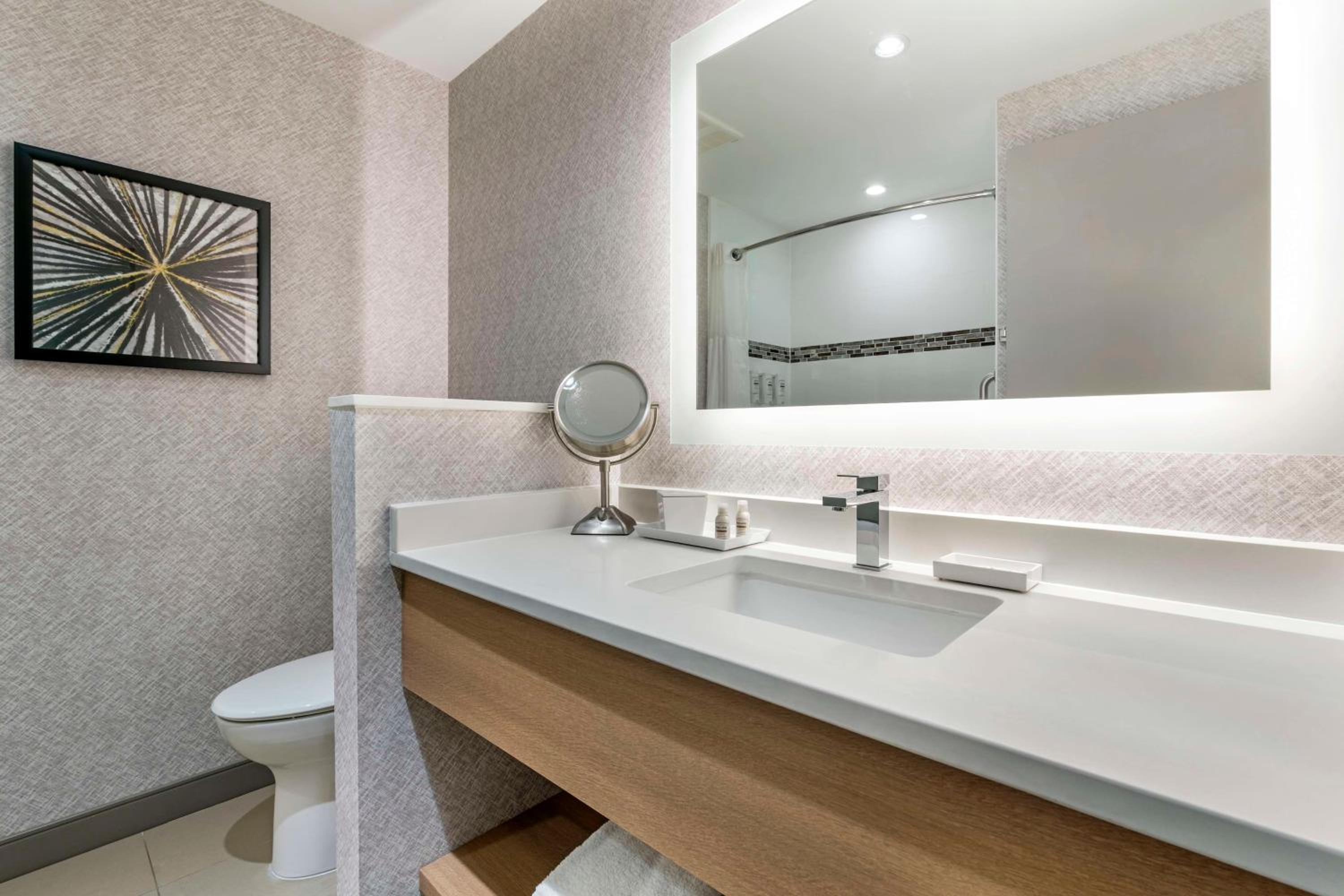 Queen Suite with Two Queen Beds - Photo 4