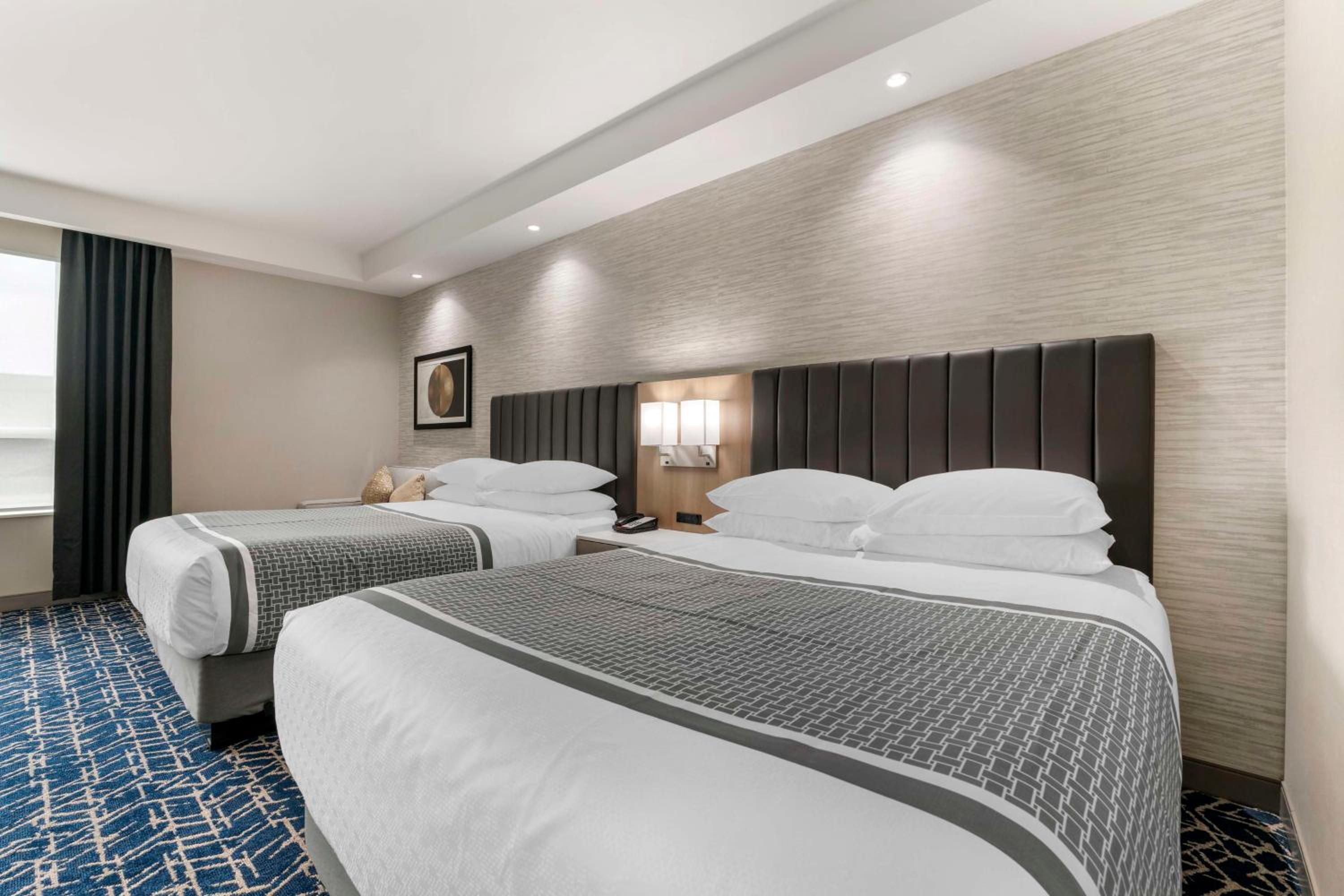 Queen Room with Two Queen Beds - Non-Smoking - Photo 3
