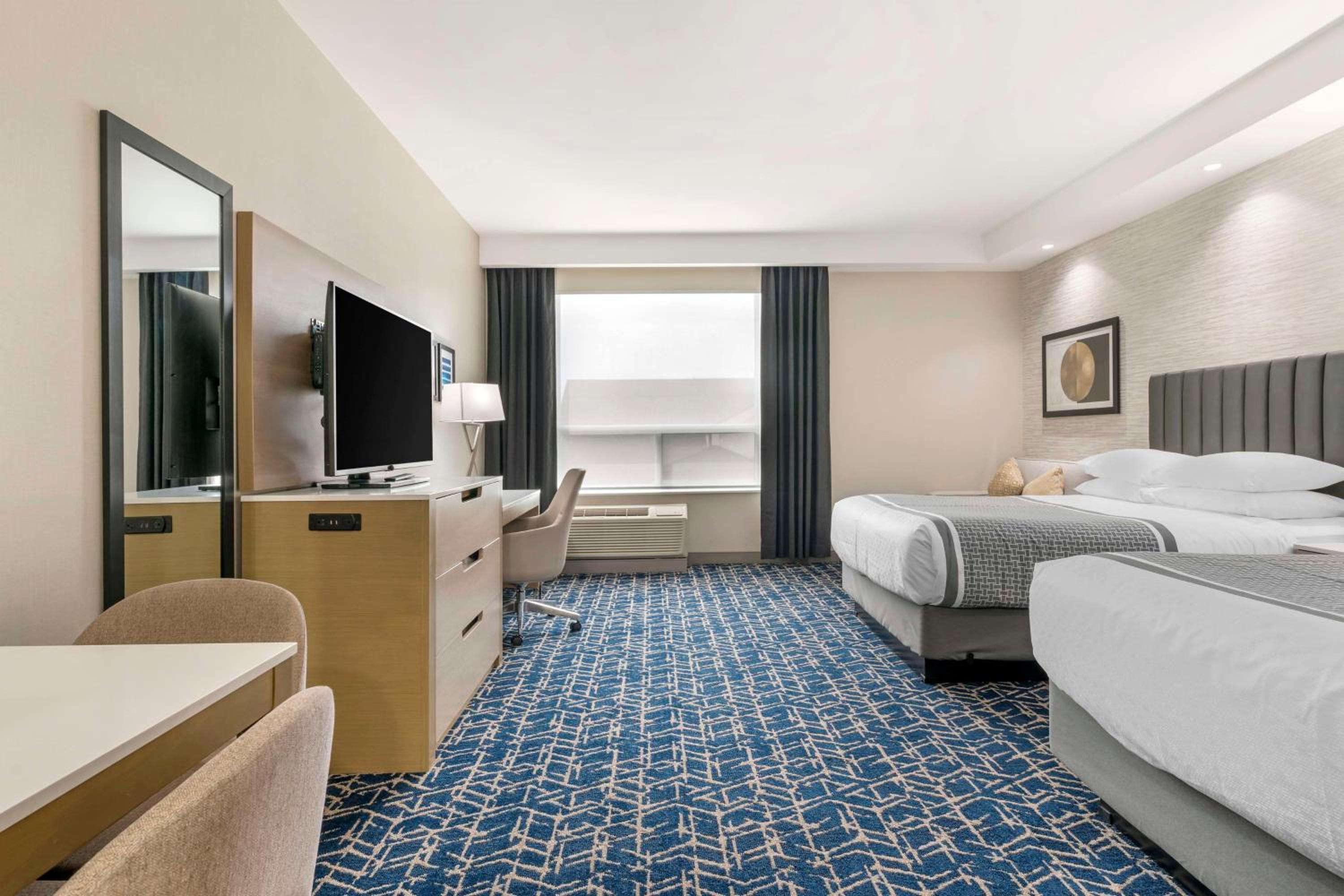 Queen Room with Two Queen Beds - Non-Smoking - Photo 4