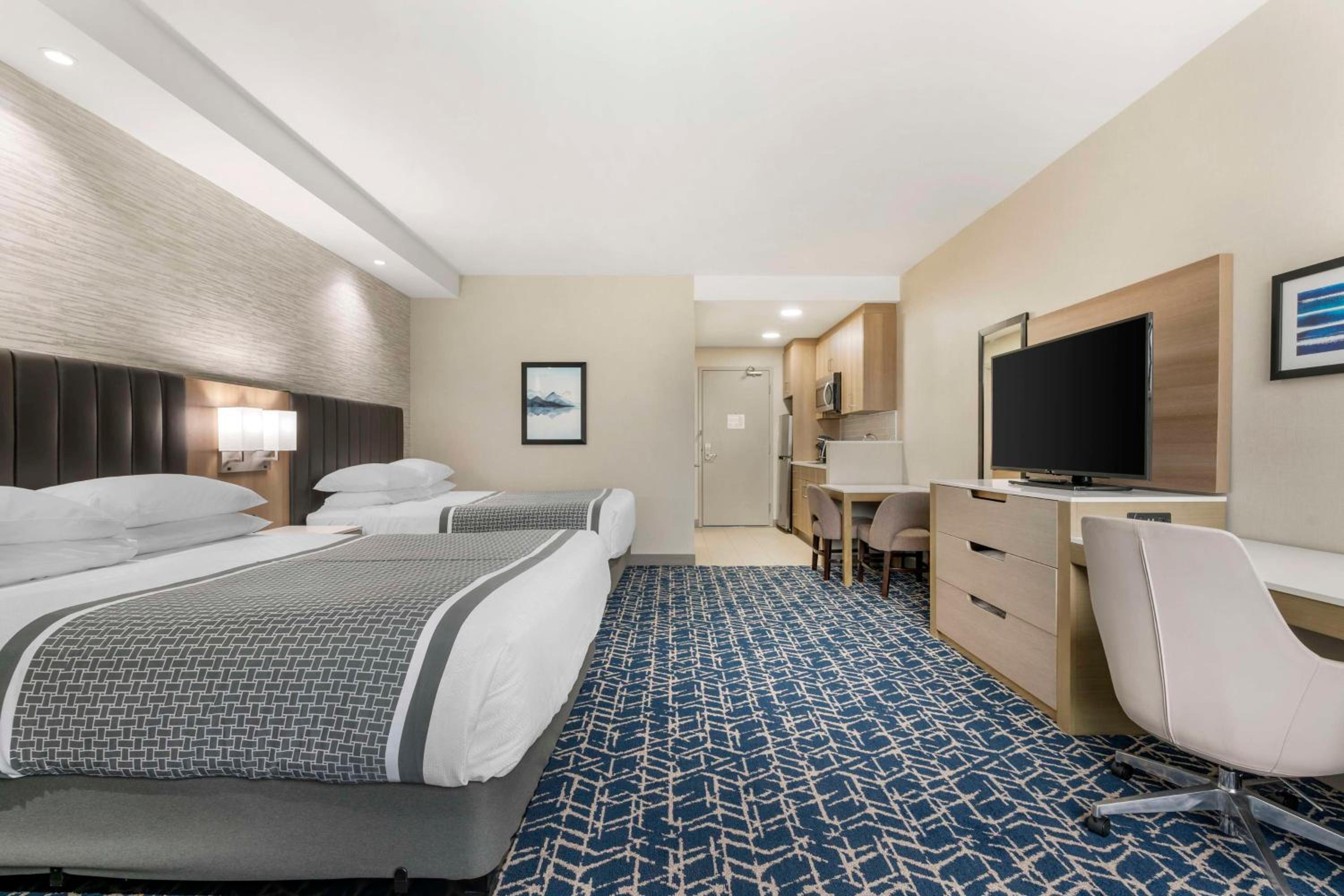 Queen Room with Two Queen Beds - Non-Smoking - Photo 1