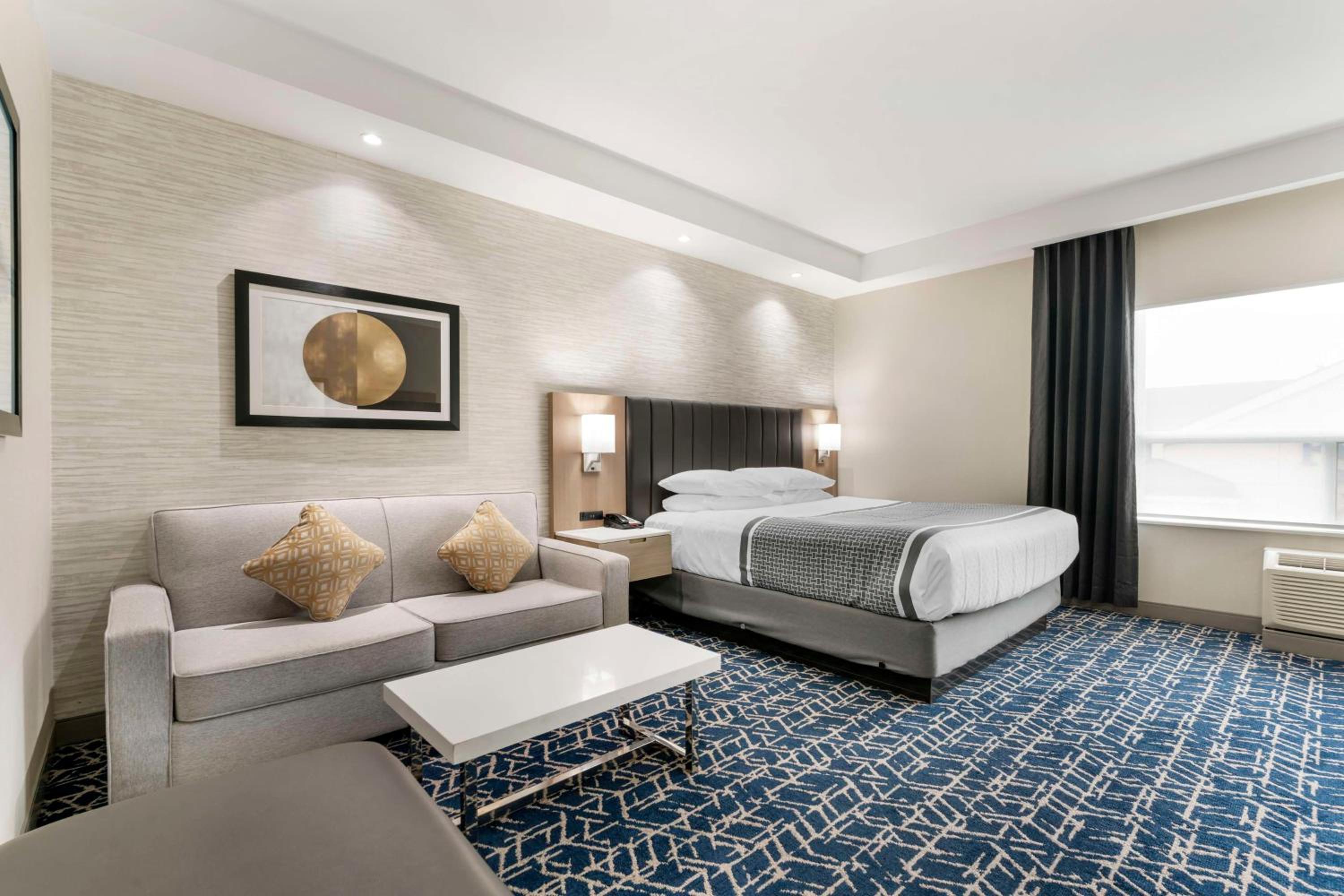 One-Bedroom King Suite - Photo 3