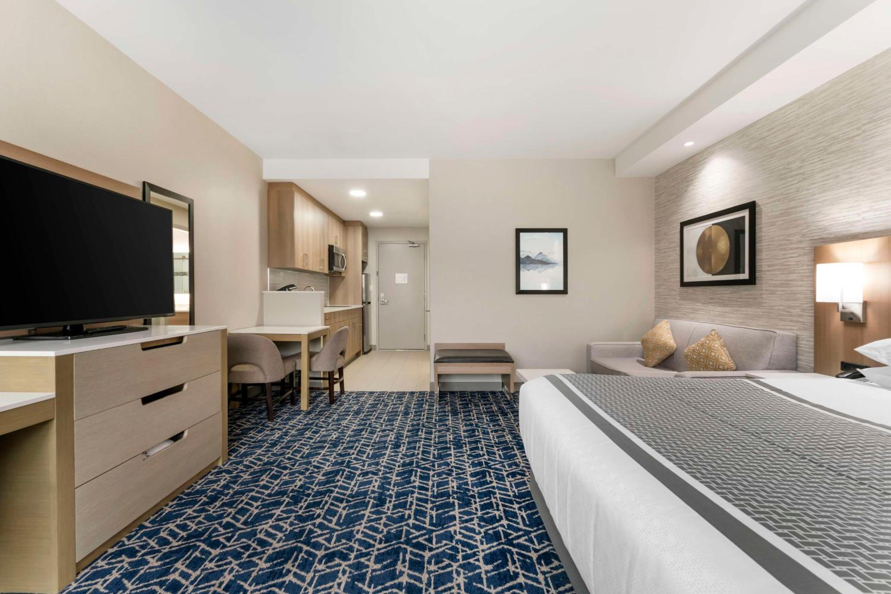 One-Bedroom King Suite - Photo 2