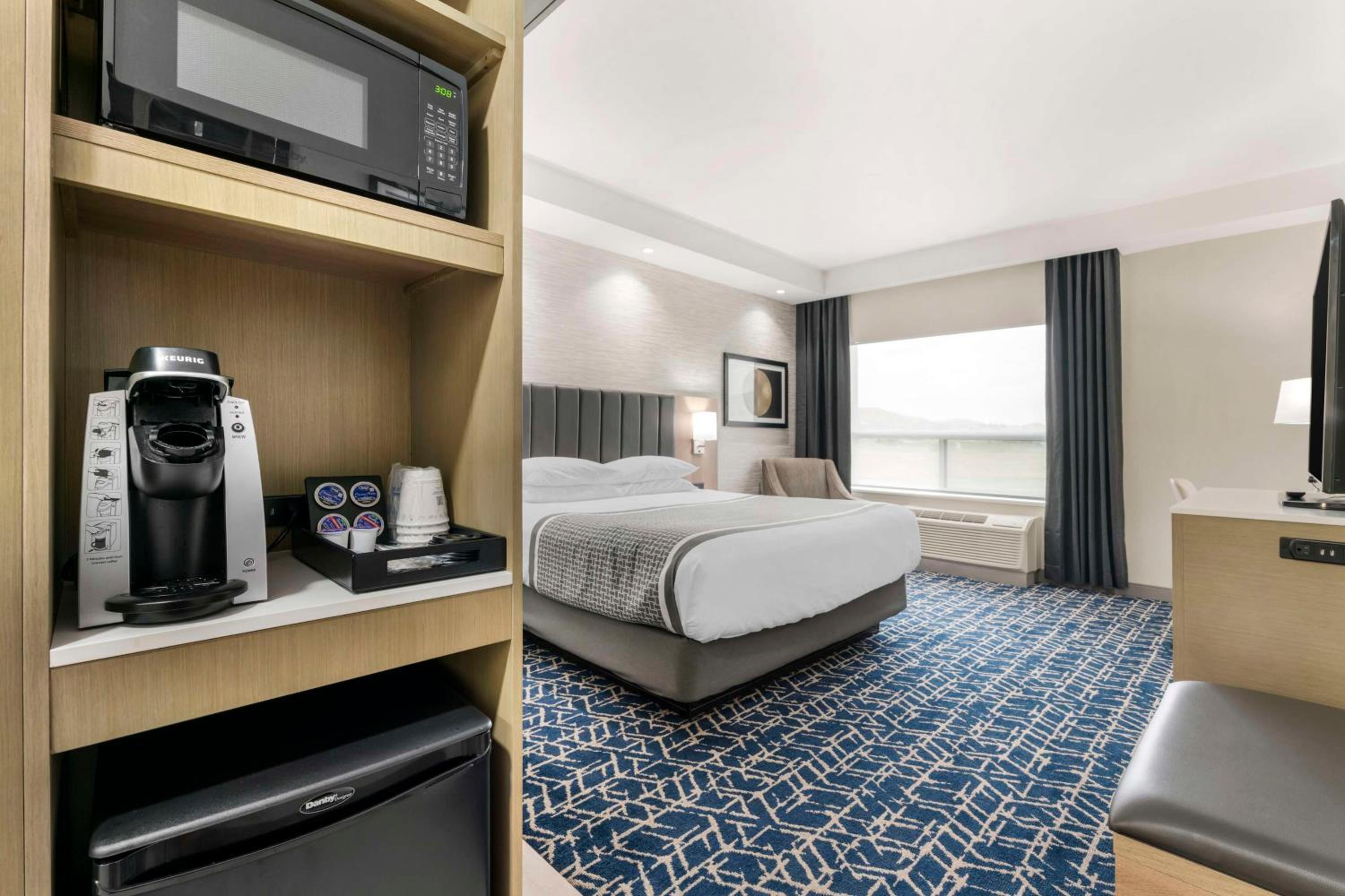 King Suite with Sofa Bed - Photo 4