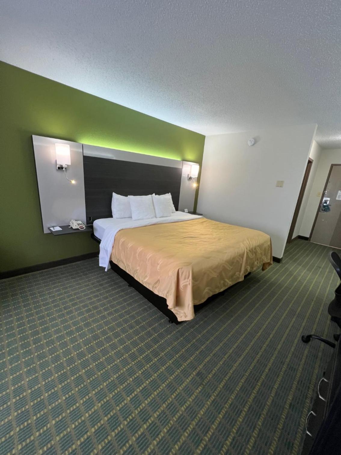 King Room - Non-Smoking - Photo 1