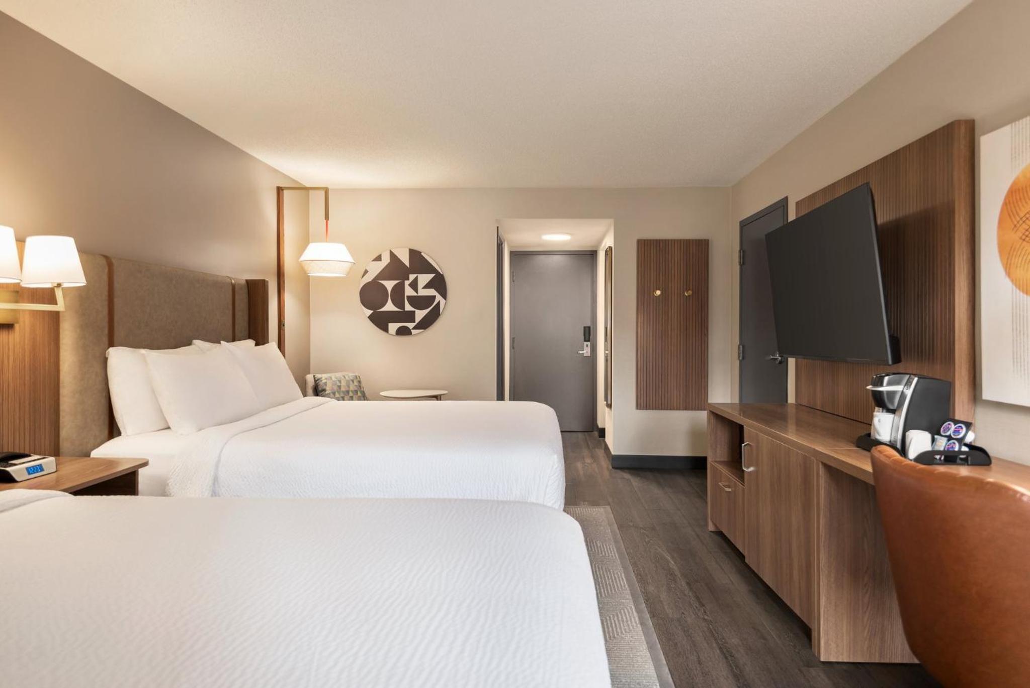 Standard Queen Room with Two Queen Beds and Balcony - Photo 5