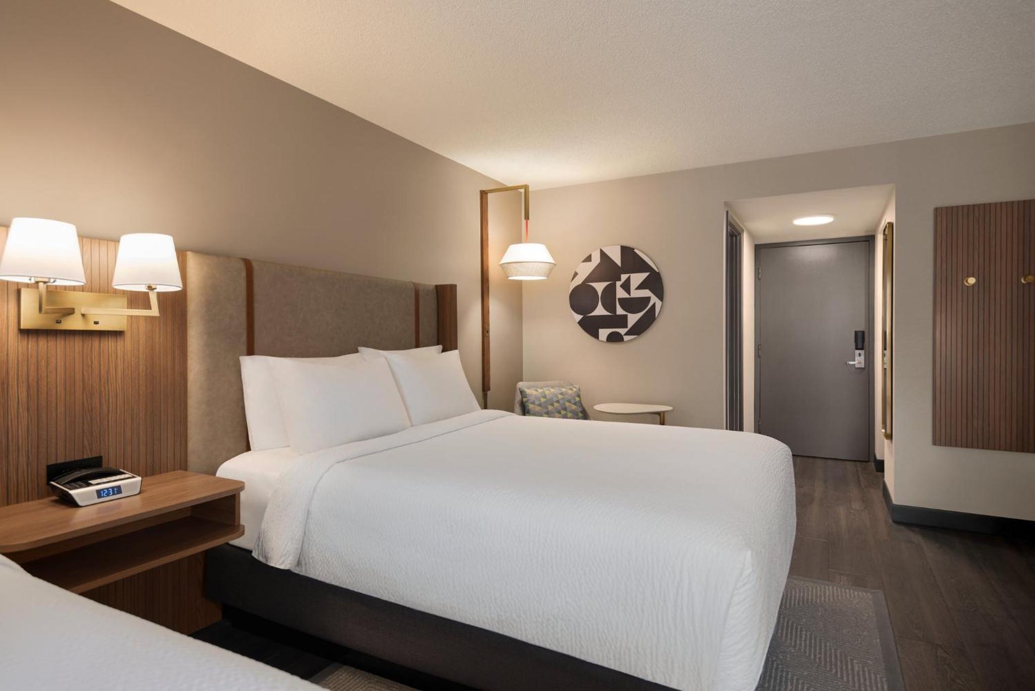 Standard Queen Room with Two Queen Beds and Balcony - Photo 4
