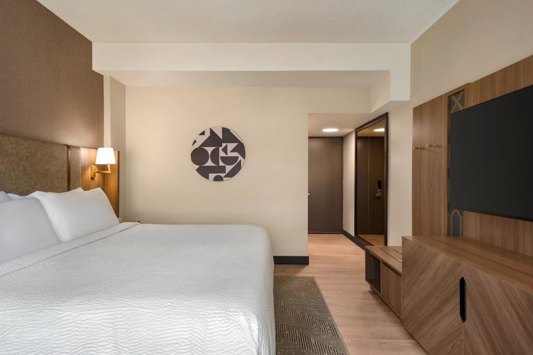 Standard King Room with Sofa Bed - Photo 10