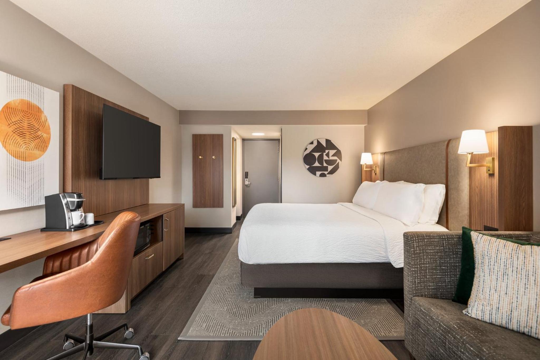 Standard King Room with Sofa Bed - Photo 8