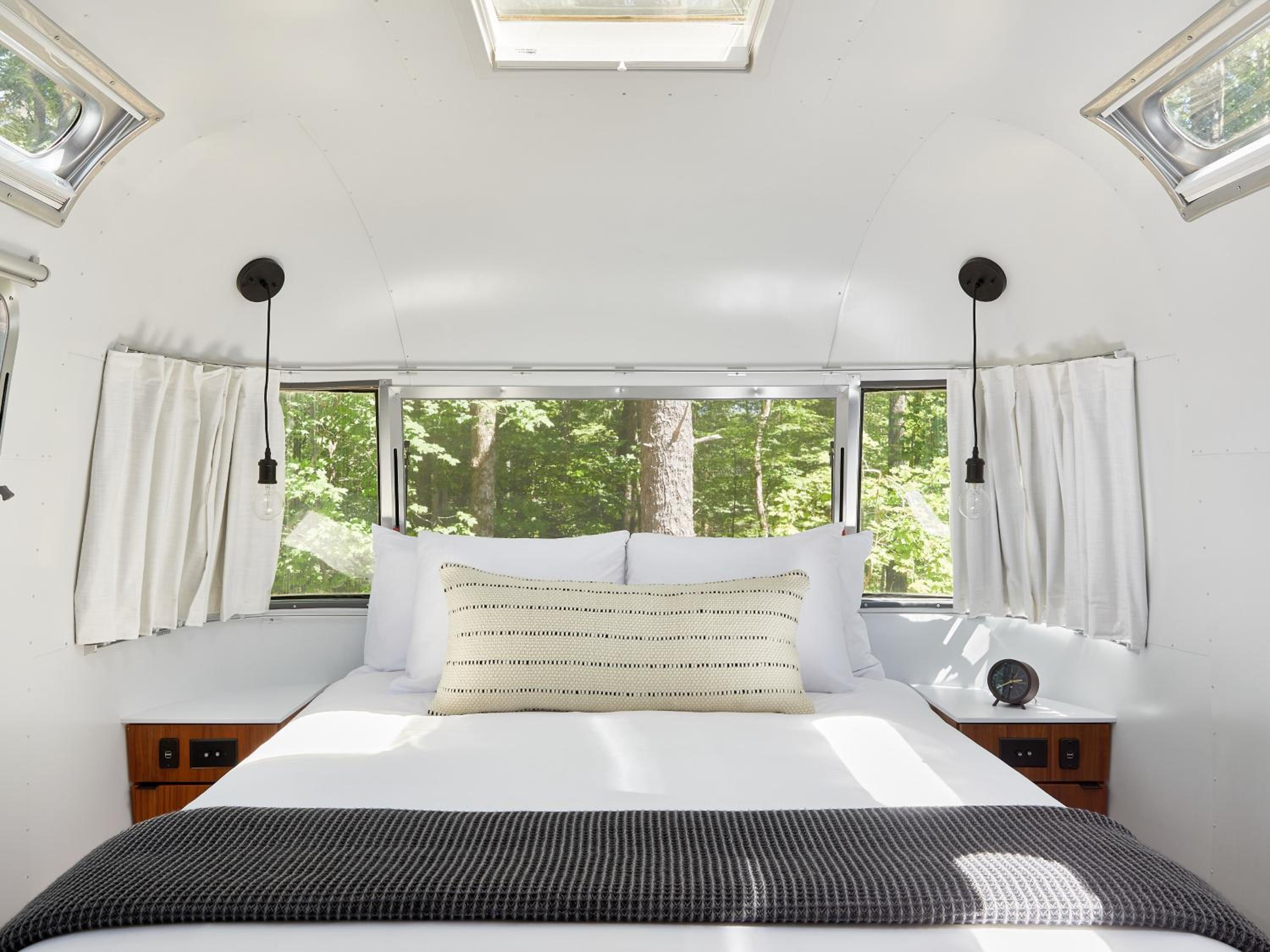 Explorer Suite - Photo 3