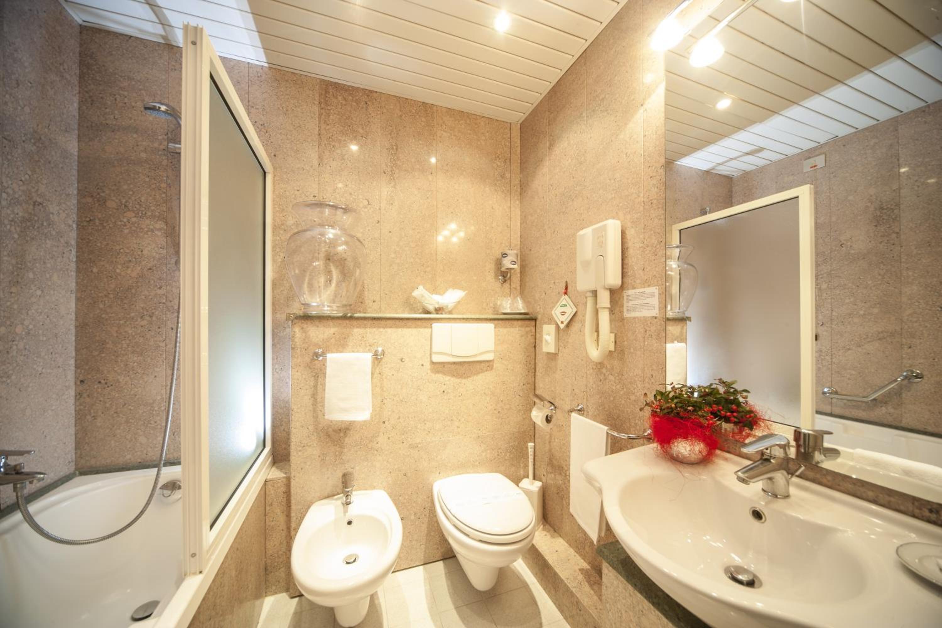 Standard Double/Twin Room - Photo 3