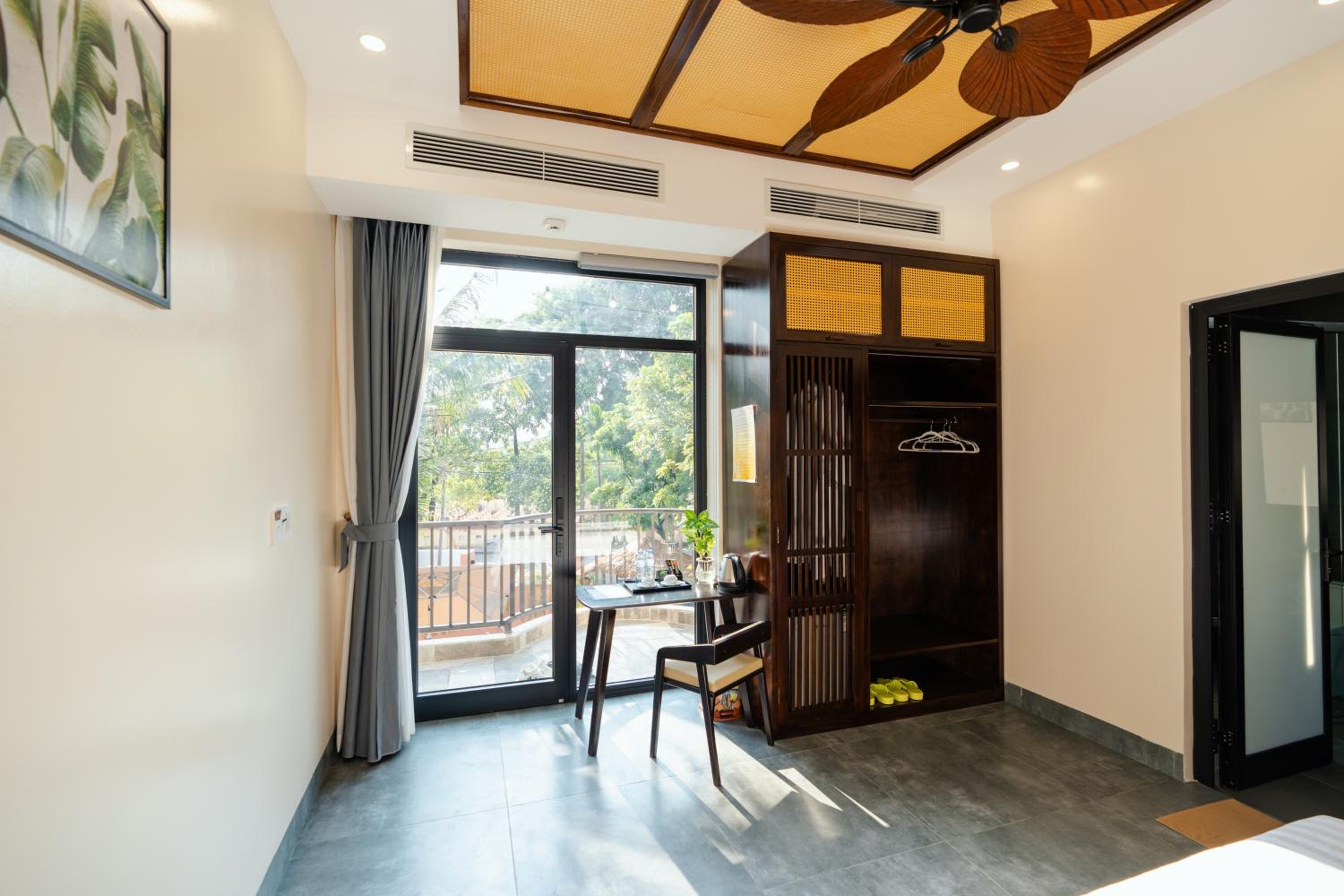 Deluxe Double Room with Balcony photo 3