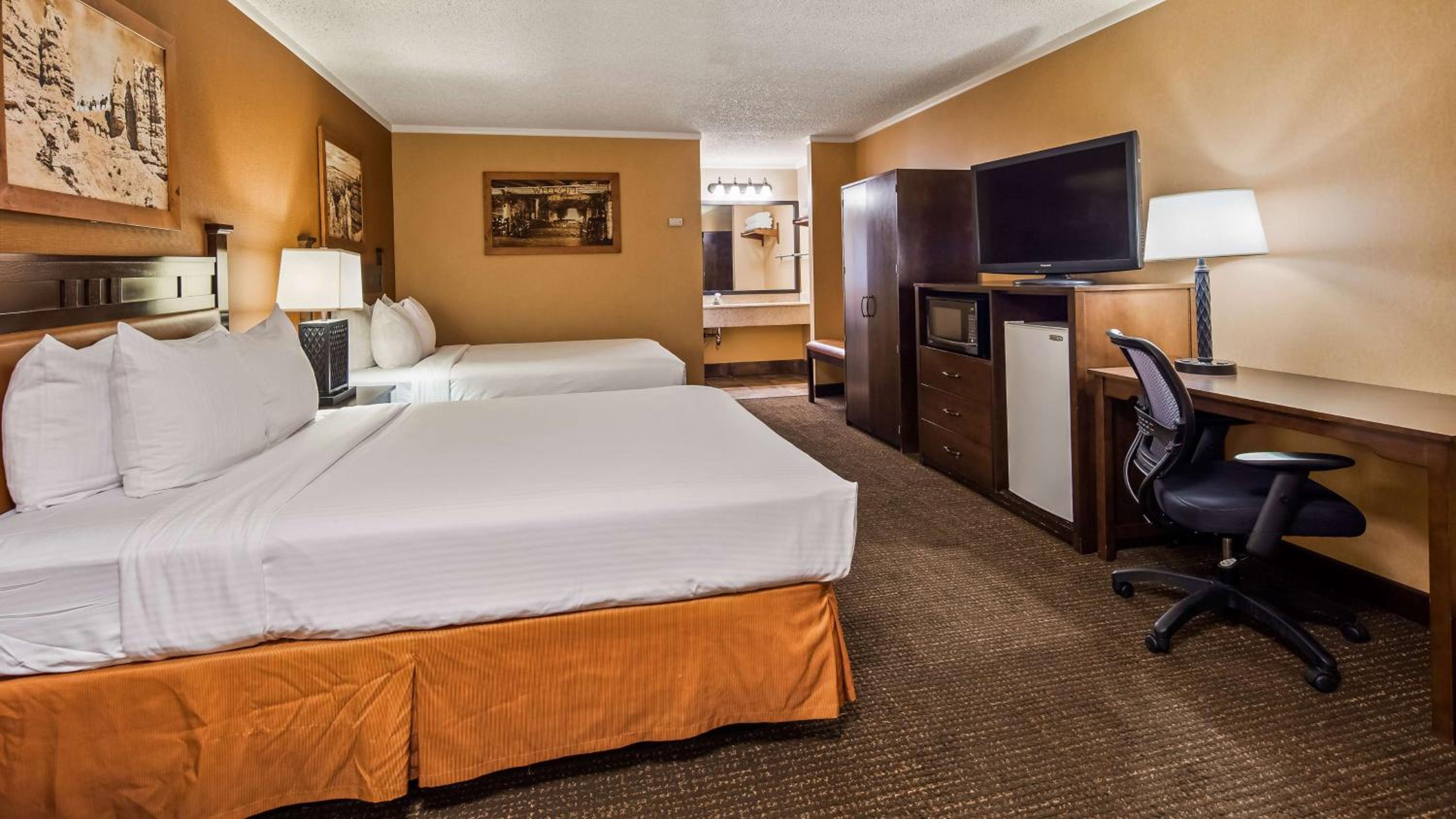 Queen Room with Two Queen Beds - Non-Smoking - Photo 5