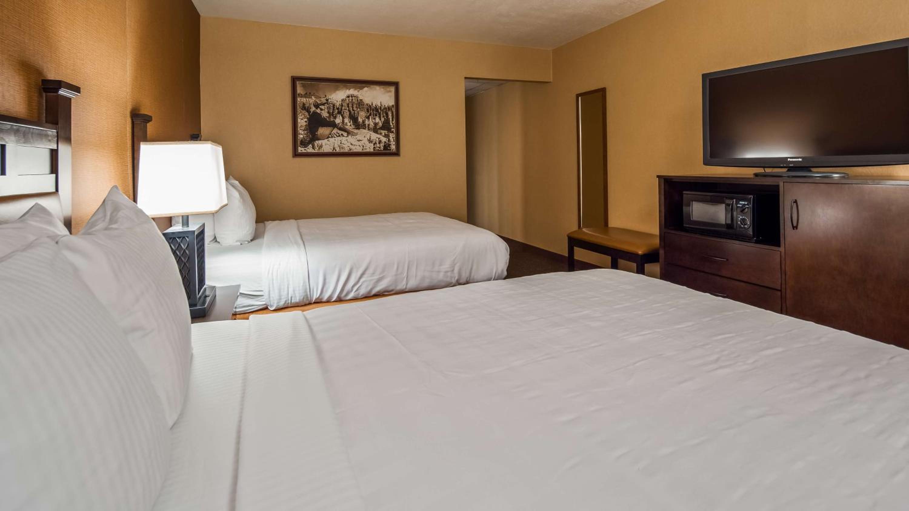 Deluxe Queen Room with Two Queen Beds - Non-Smoking - Photo 2