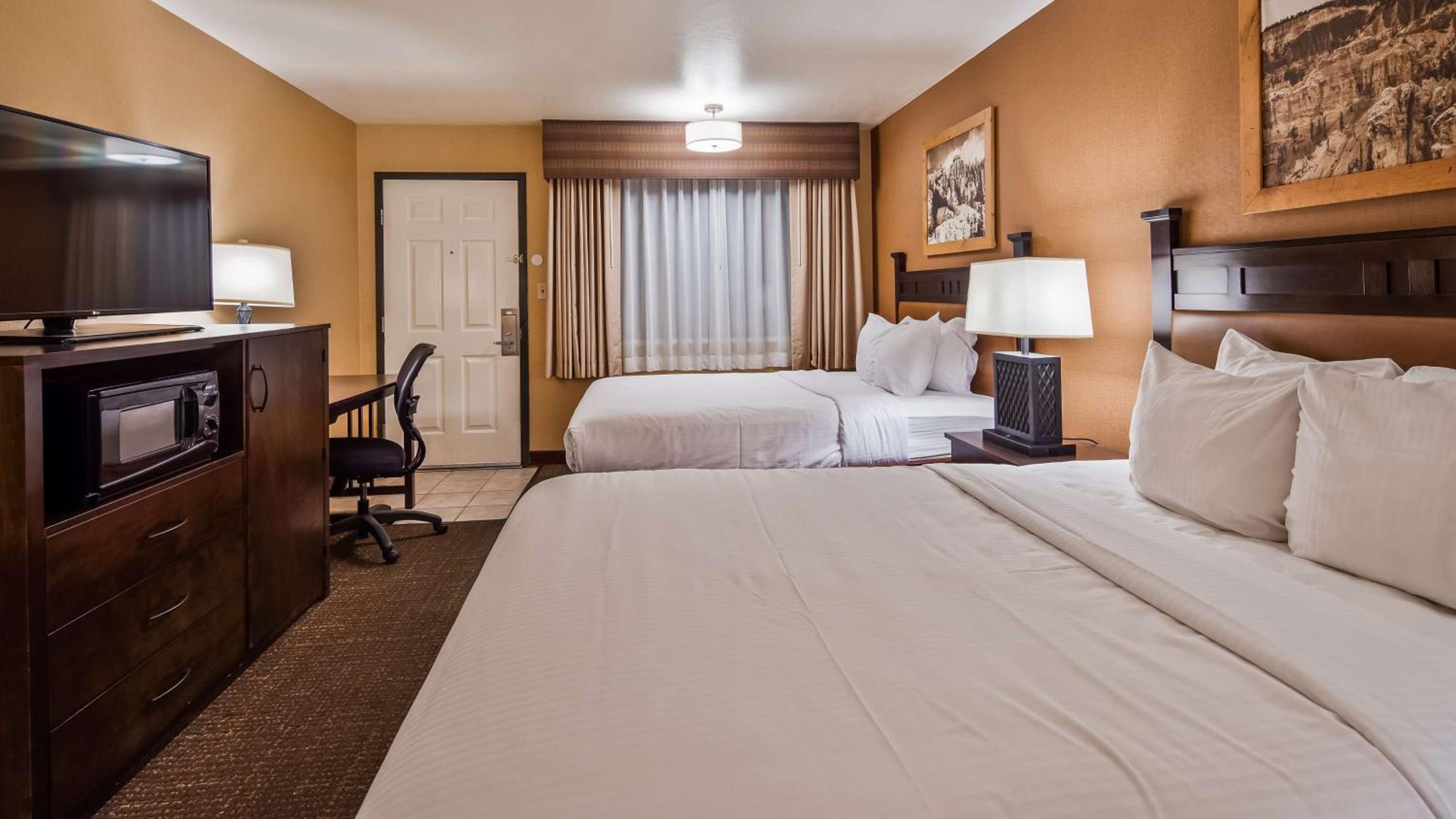 Deluxe Queen Room with Two Queen Beds - Non-Smoking - Photo 10