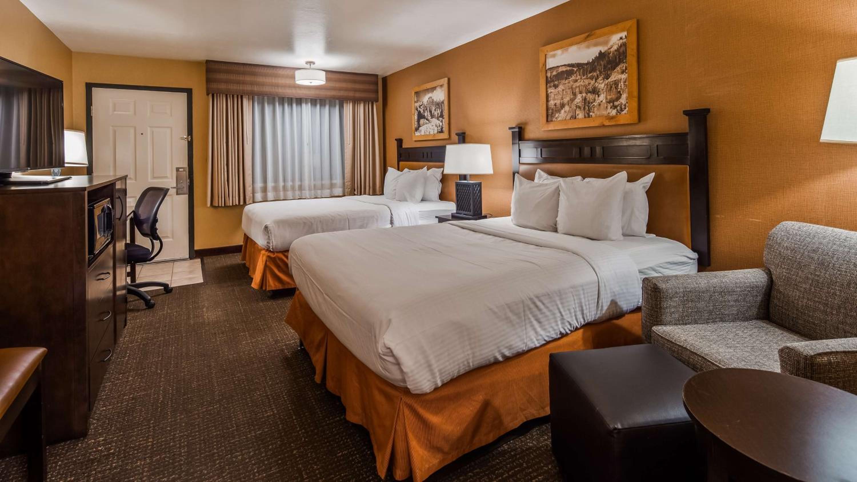 Deluxe Queen Room with Two Queen Beds - Non-Smoking - Photo 9