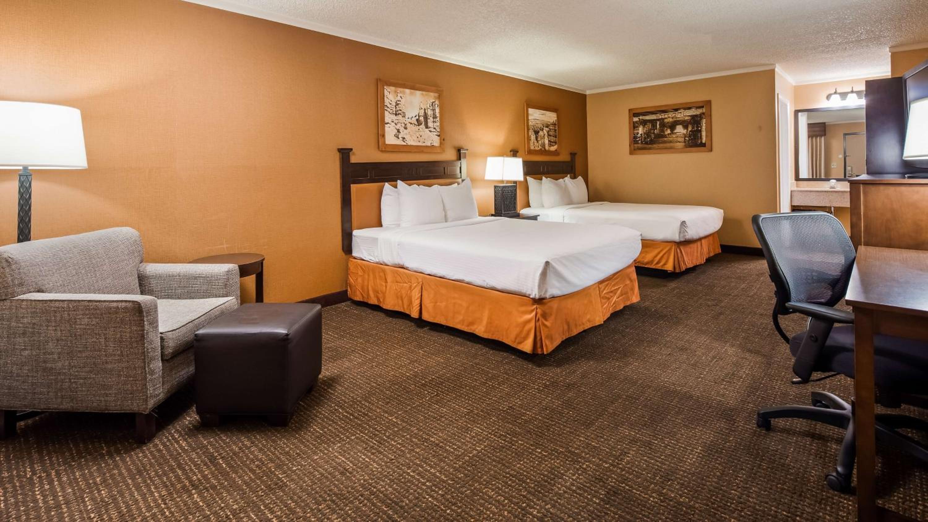 Queen Room with Two Queen Beds - Non-Smoking - Photo 4