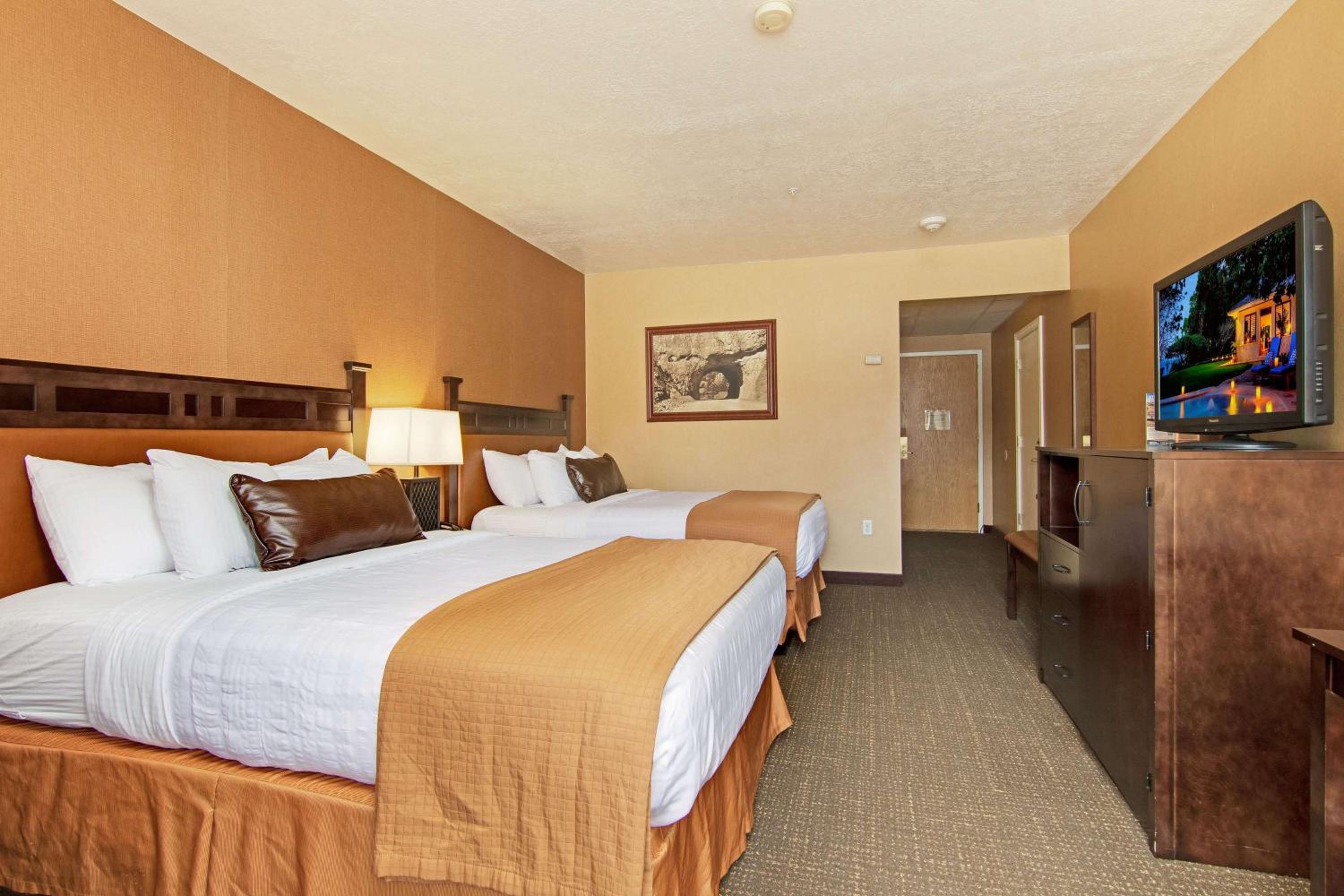 Deluxe Queen Room with Two Queen Beds - Non-Smoking - Photo 6