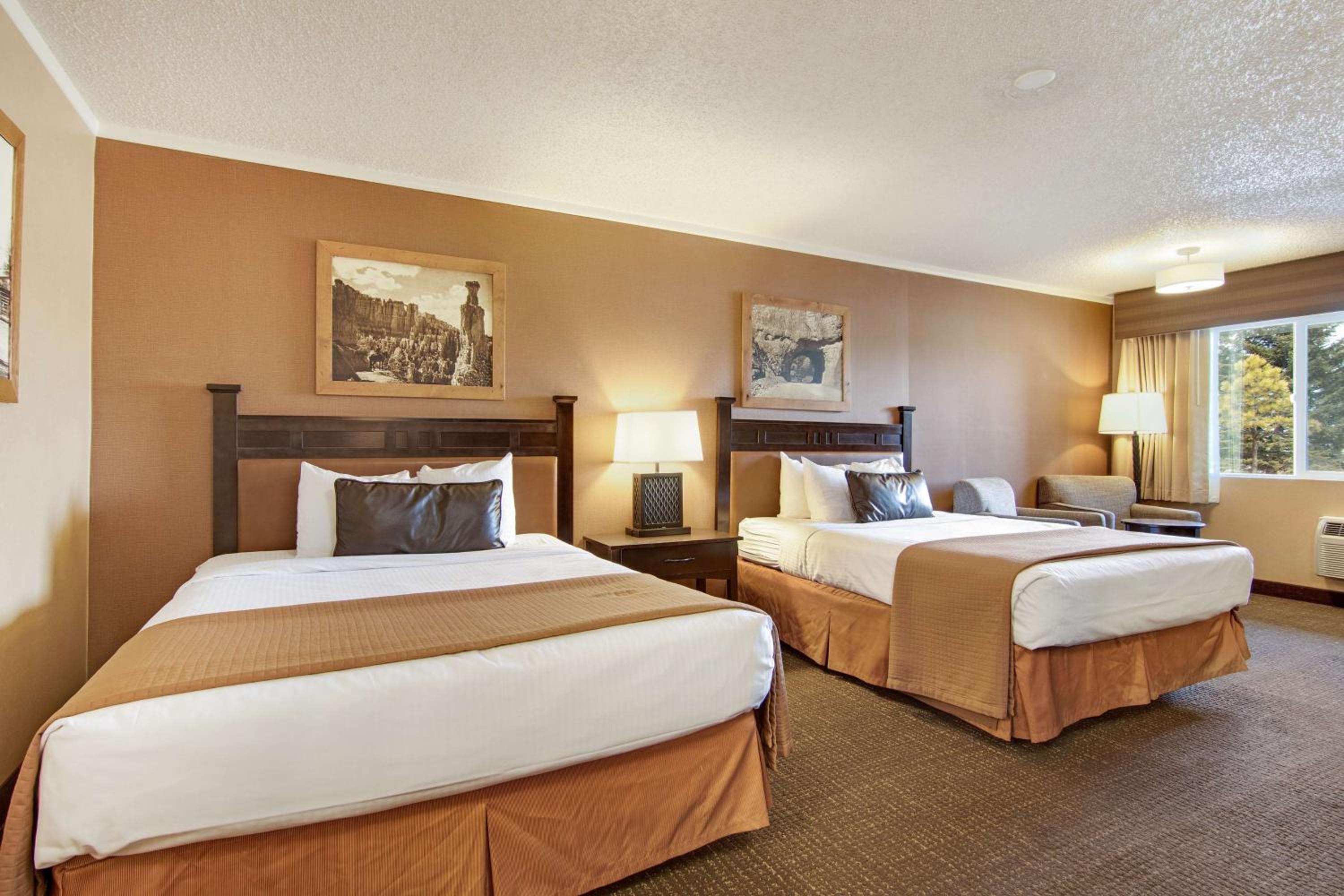 Deluxe Queen Room with Two Queen Beds - Non-Smoking - Photo 3