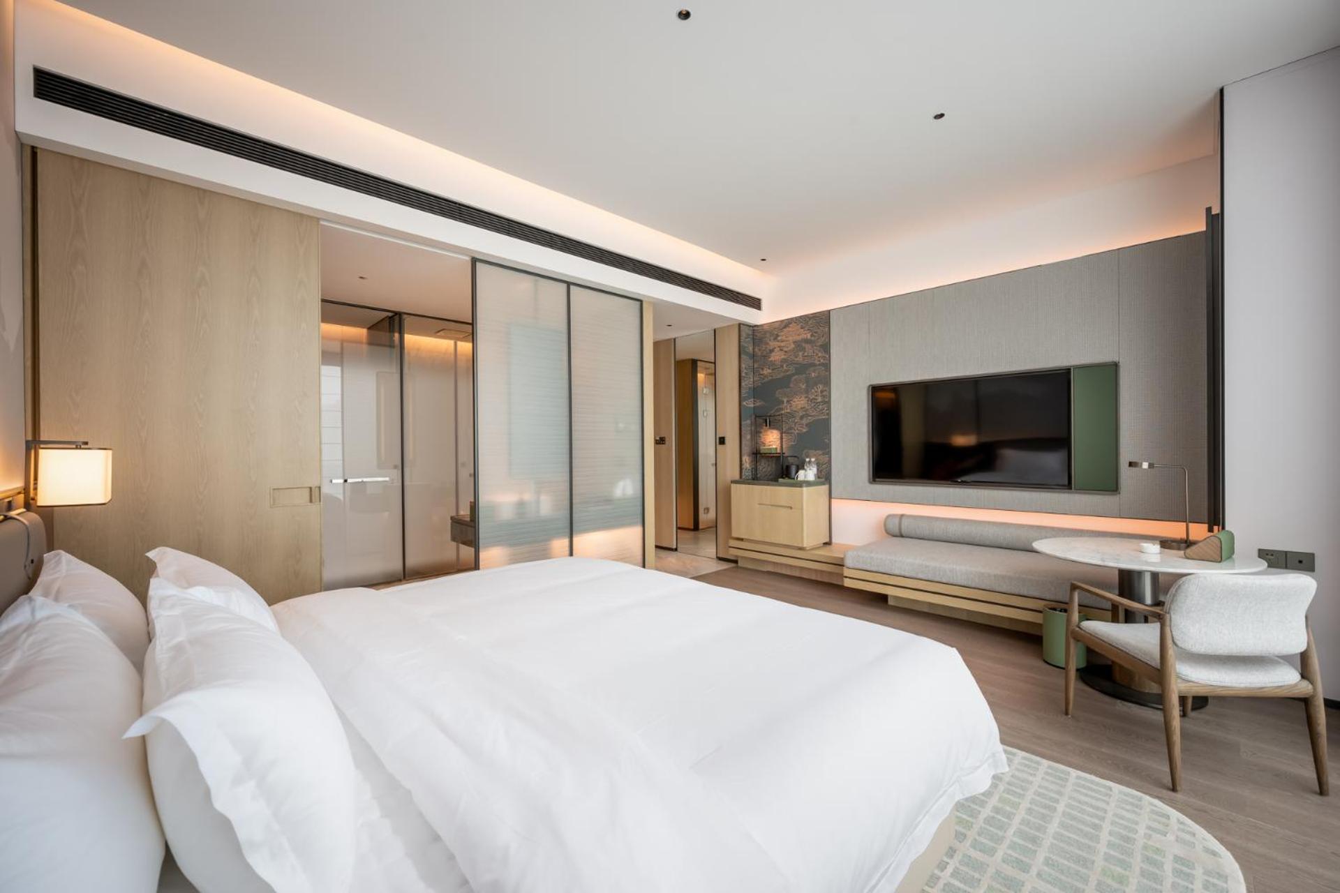 Deluxe Double Room (2 Adults + 1 Child) photo 2