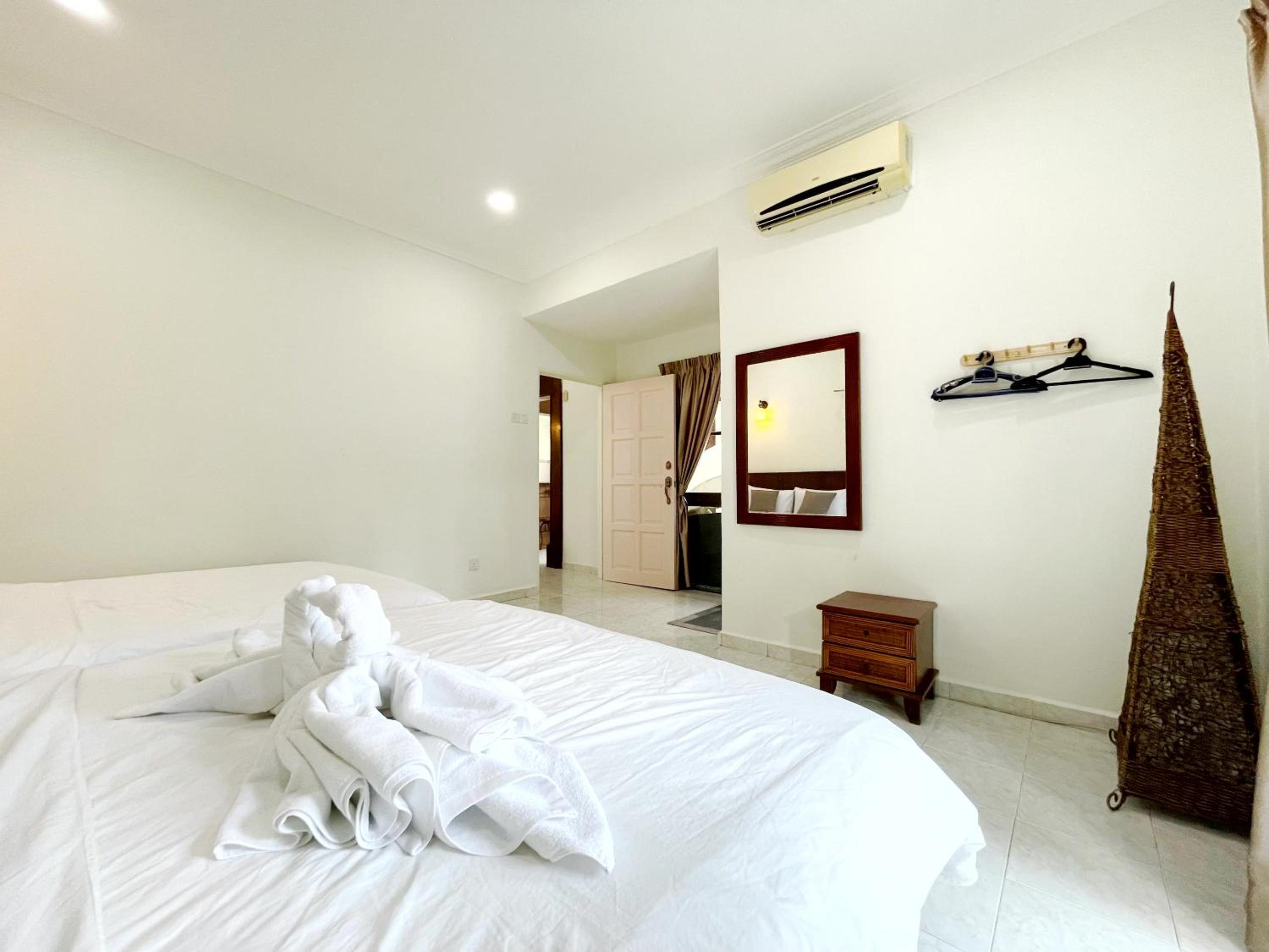 Villa with Private Pool - Photo 30