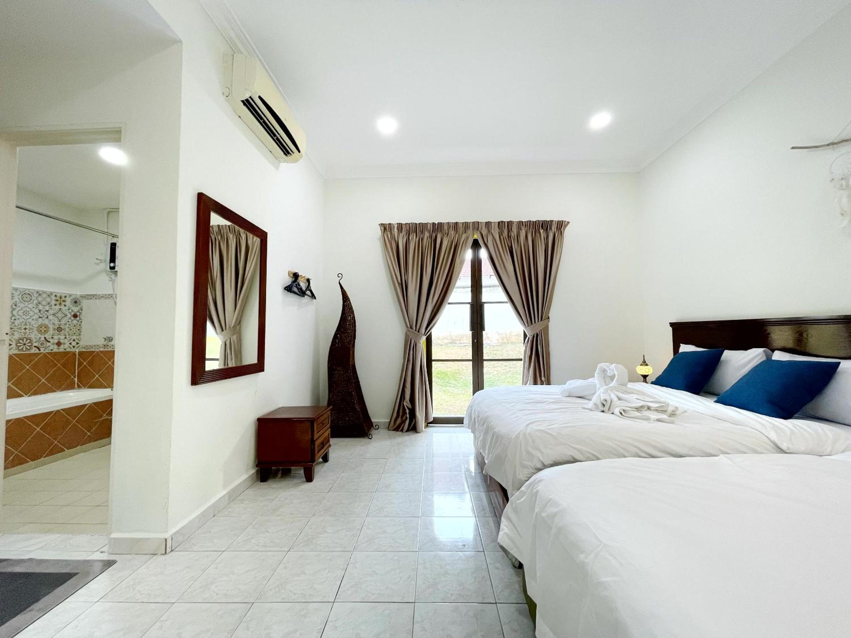 Villa with Private Pool - Photo 29