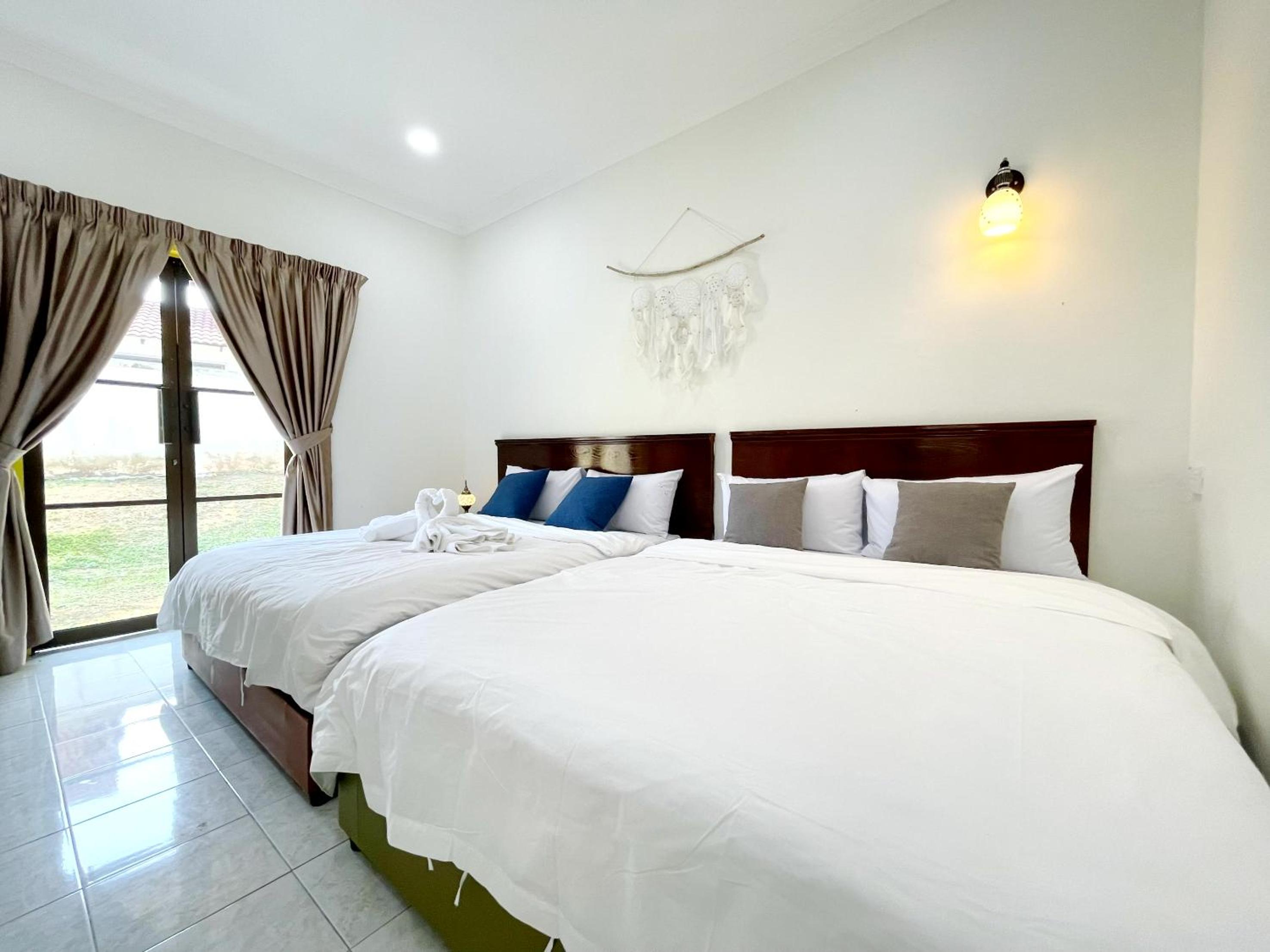 Villa with Private Pool - Photo 26