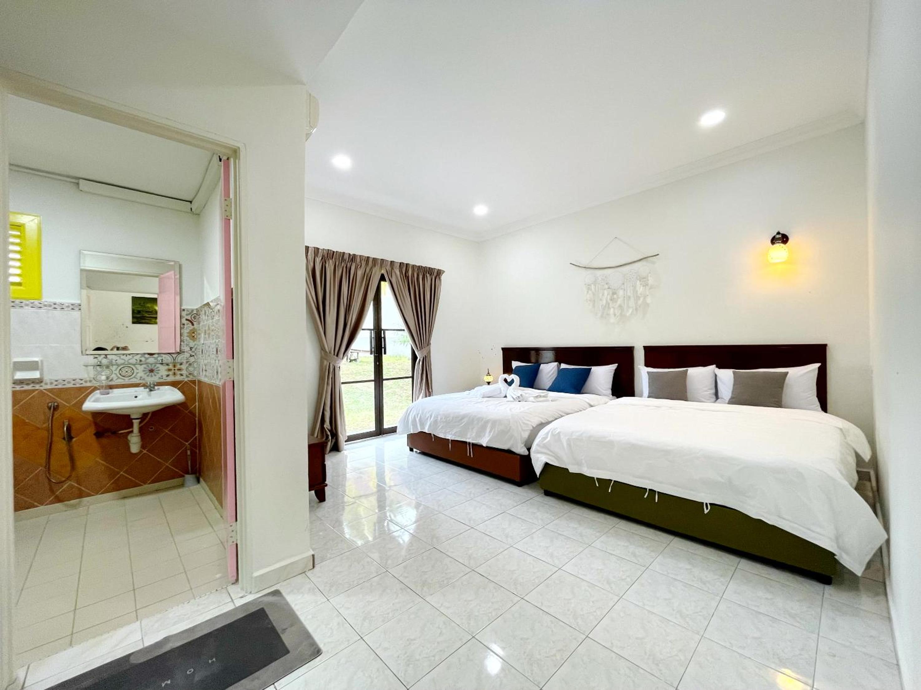 Villa with Private Pool - Photo 31