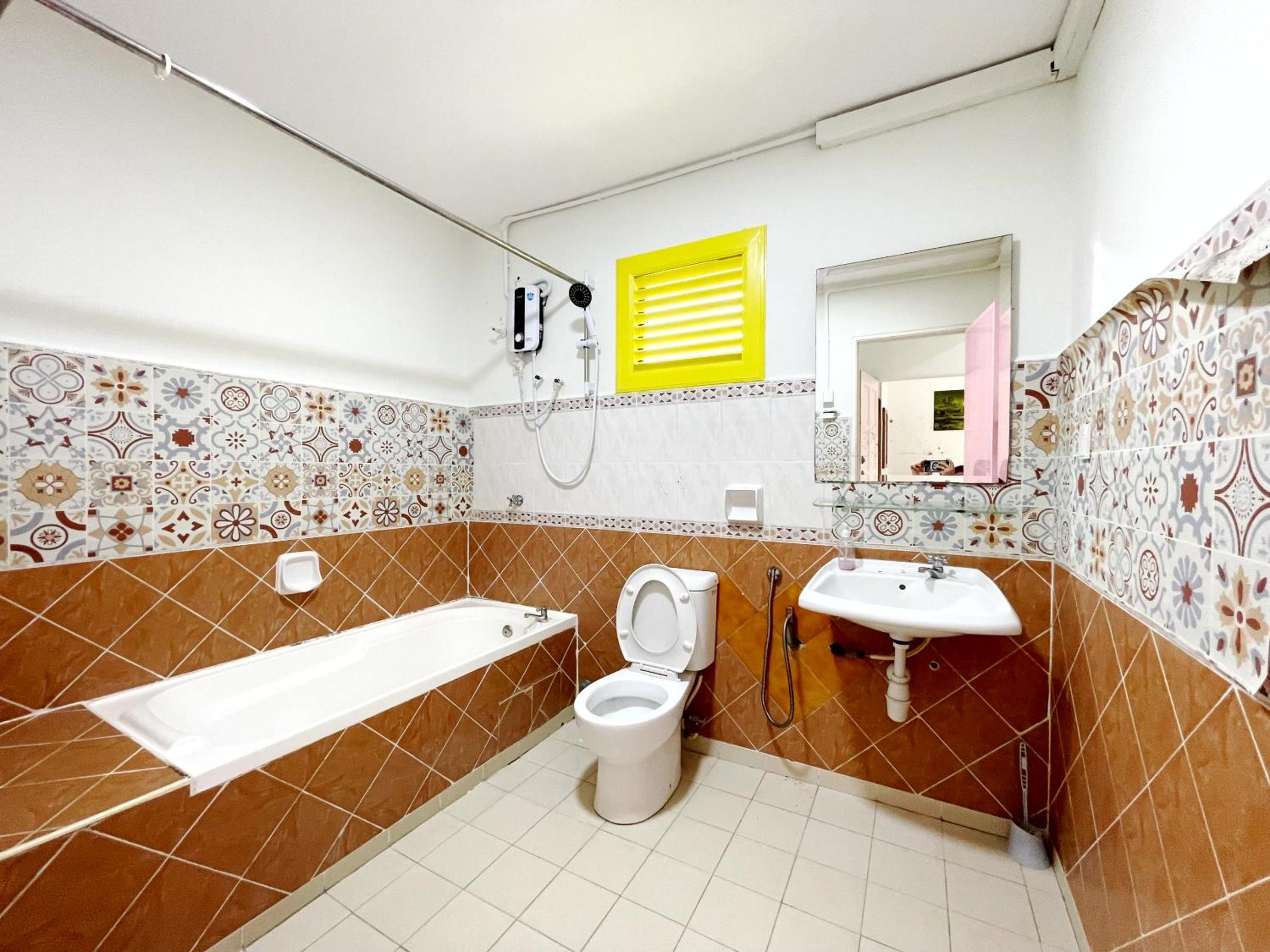 Villa with Private Pool - Photo 32