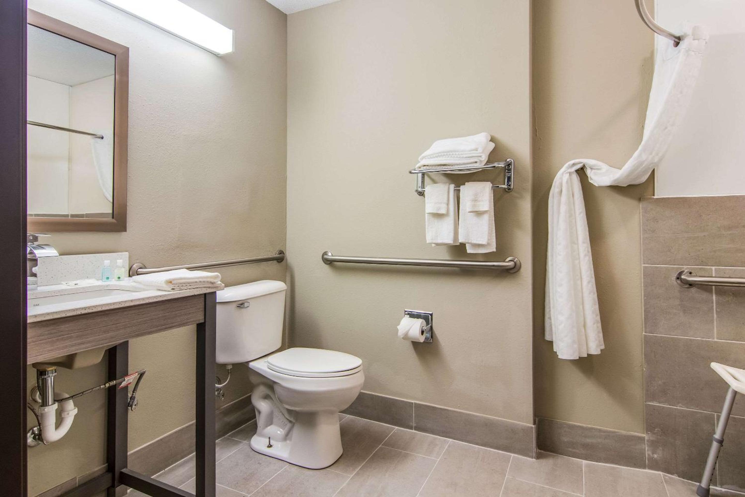 Quality Inn & Suites Grove City-Outlet Mall, Photo 4
