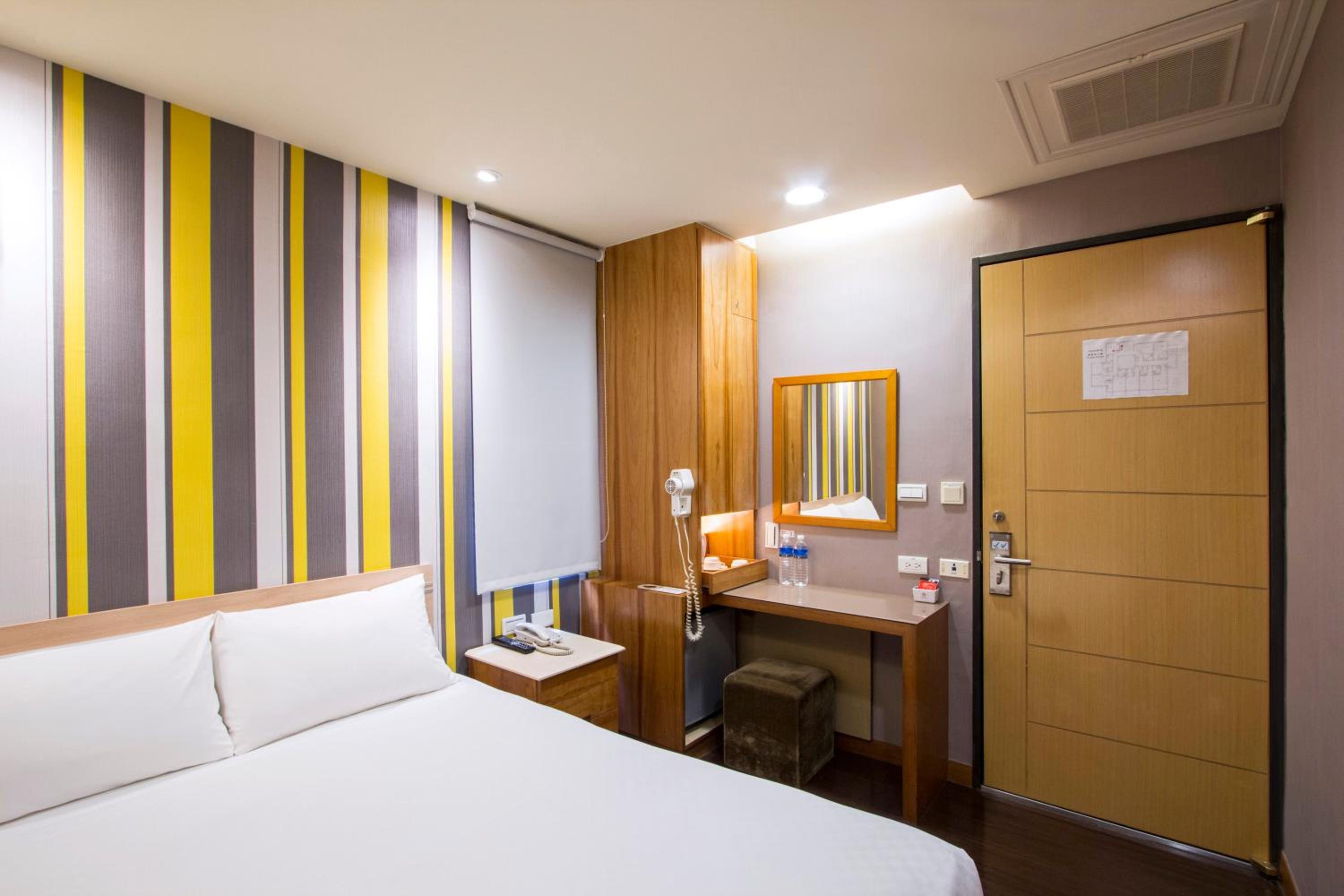 Run of House(Bed/Room Type Will Be Assigned Upon Check in, No Lift, Self-Carry Luggage)
