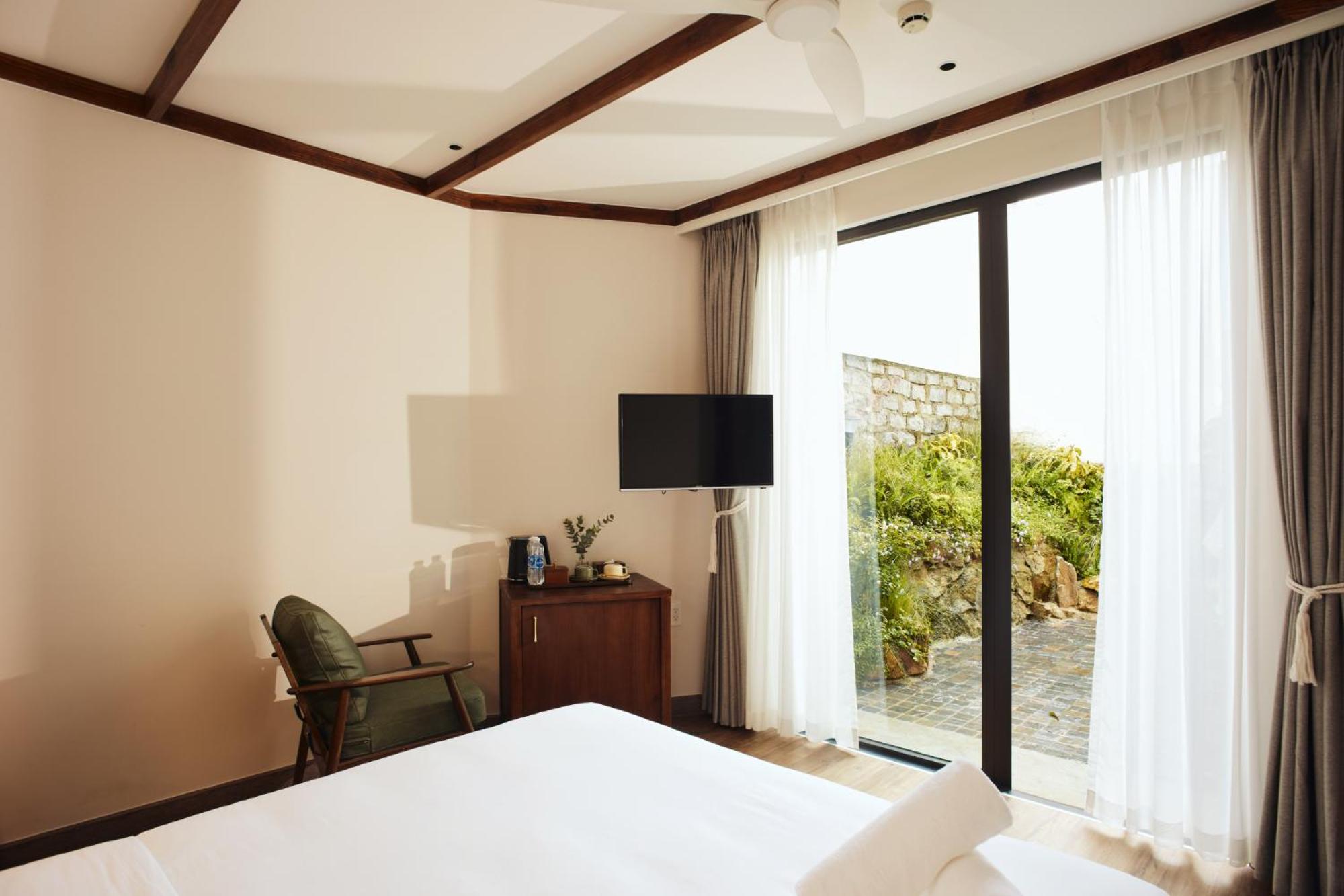 Queen Room with Garden View - Photo 4
