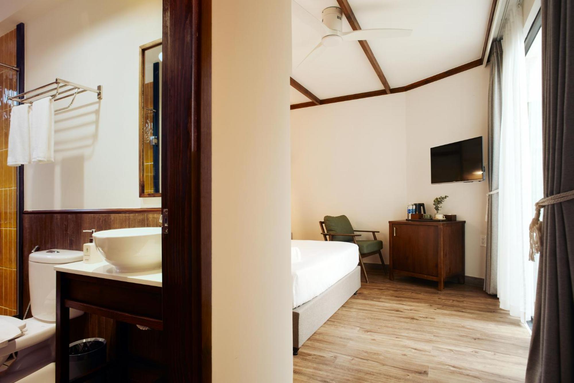 Queen Room with Garden View - Photo 3