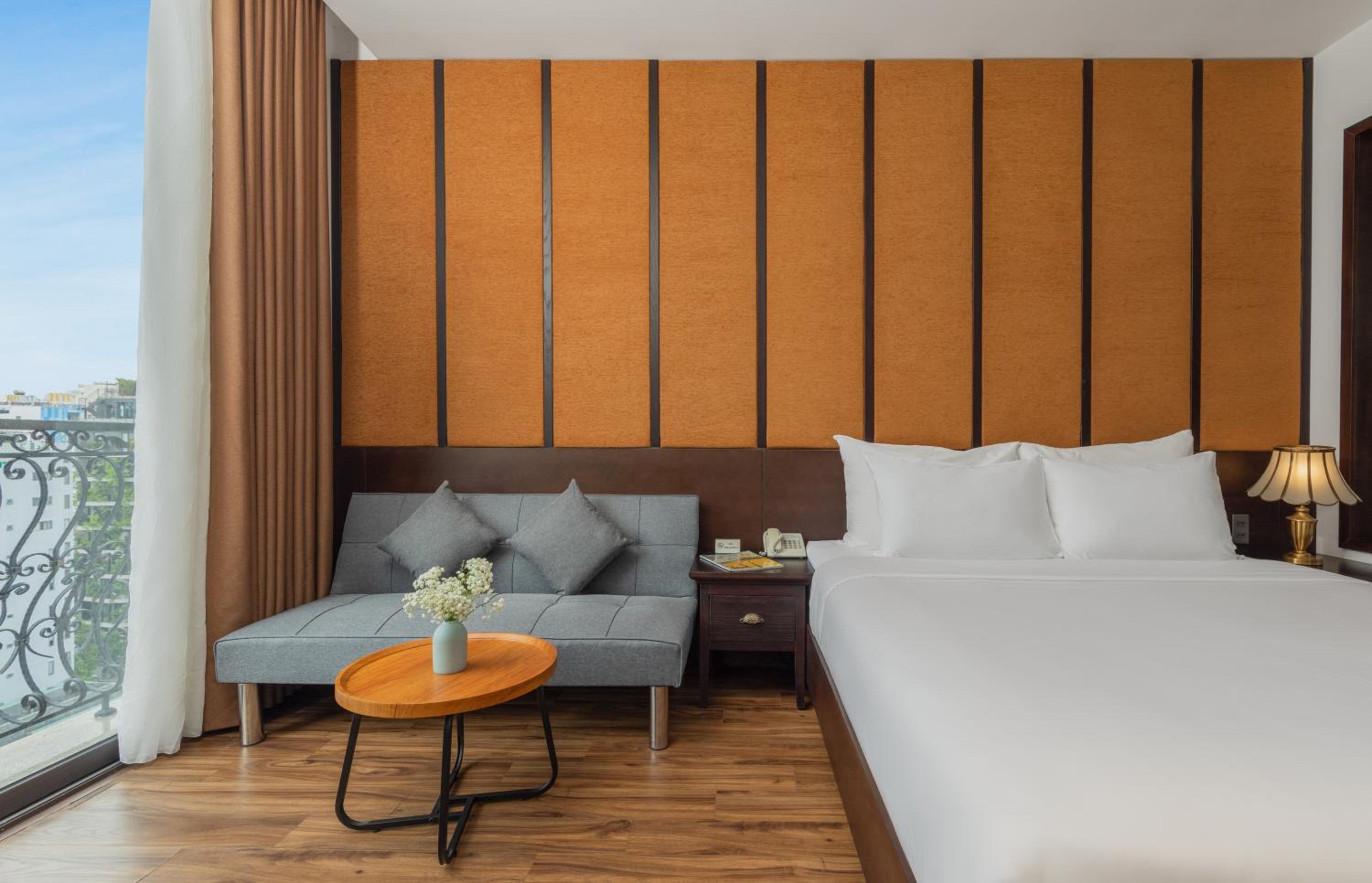 Deluxe Double Room with Balcony - Photo 3