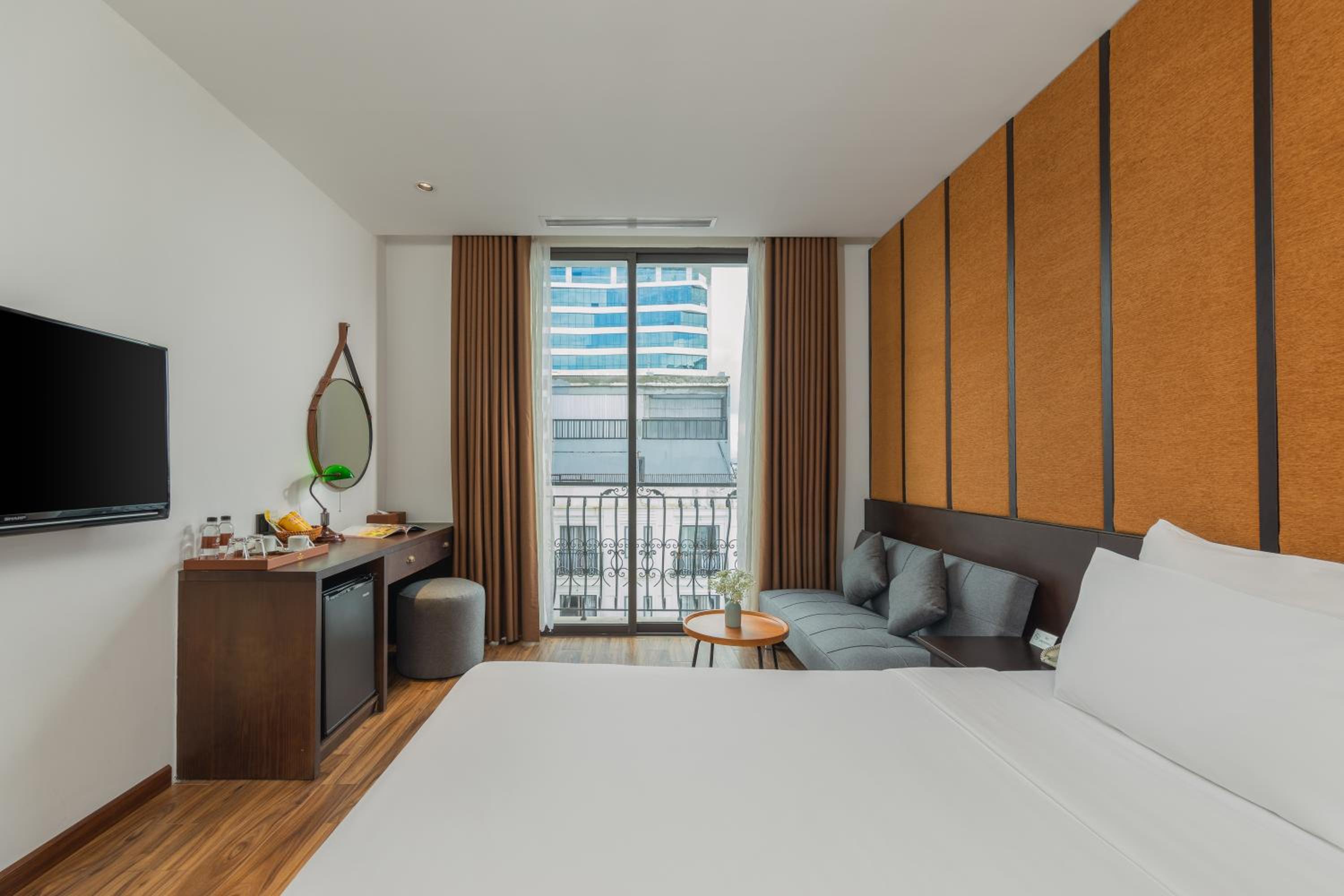 Deluxe Double Room with Balcony - Photo 8
