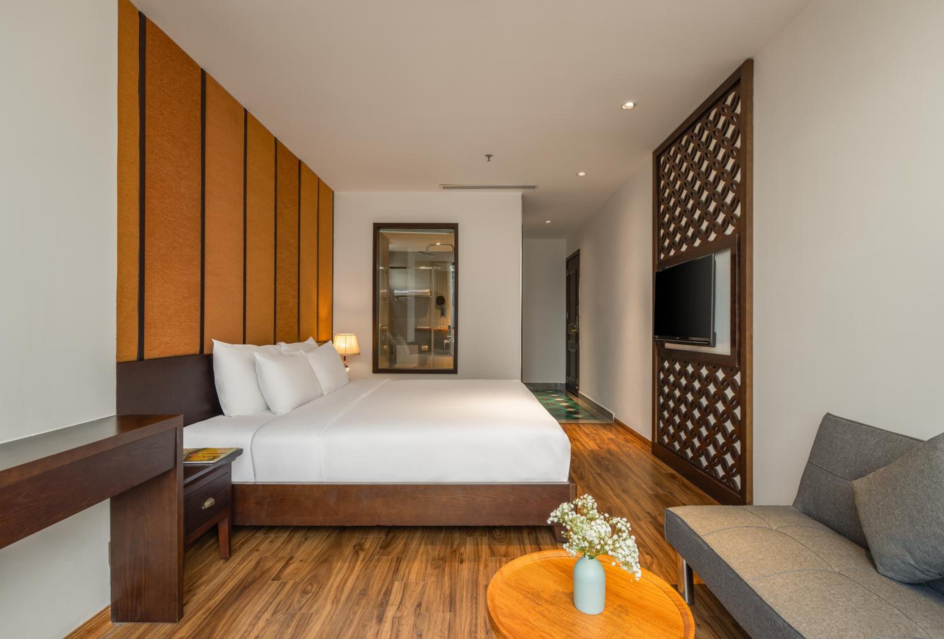 Deluxe Double Room with Balcony - Photo 7